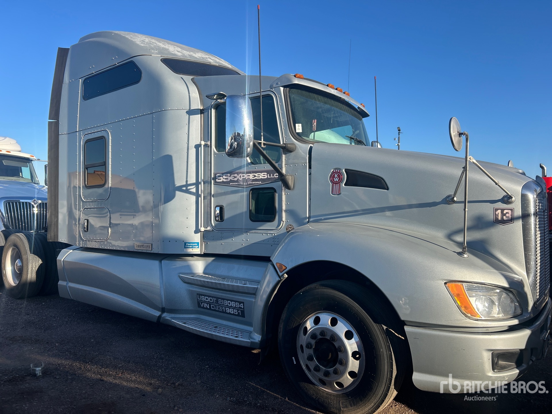 Aspect général with Image, coin avant droit