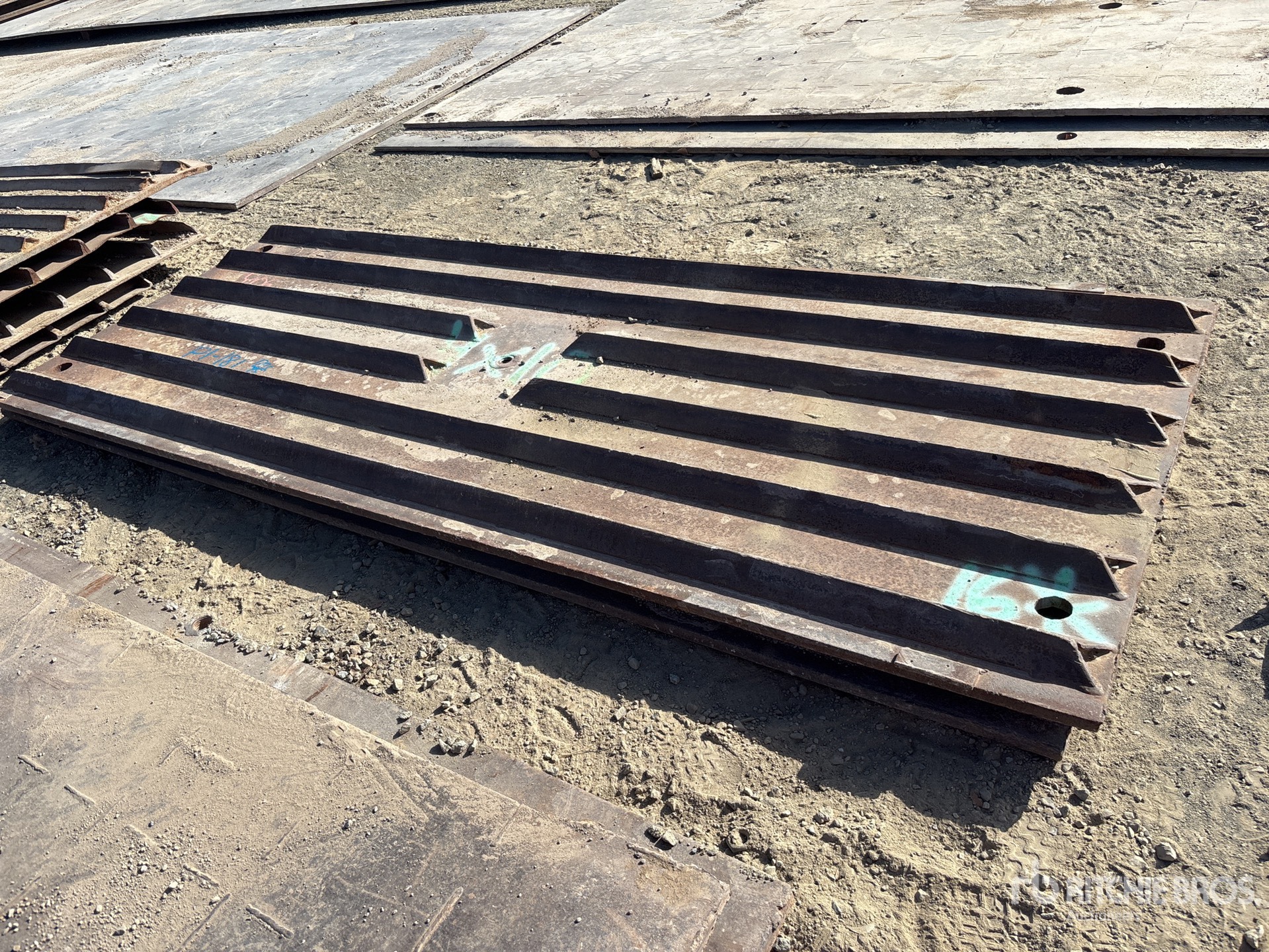 General Appearance with Bild, Ecke vorne links