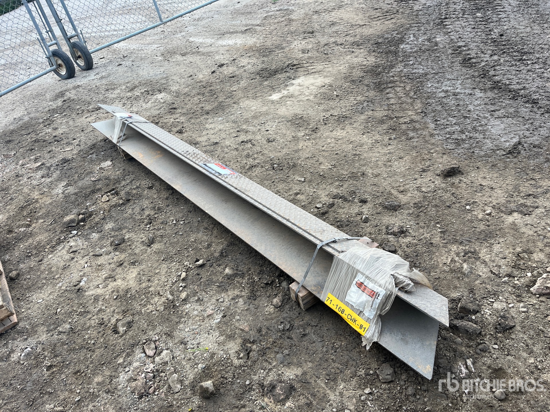 General Appearance with Foto, angolo anteriore sinistro