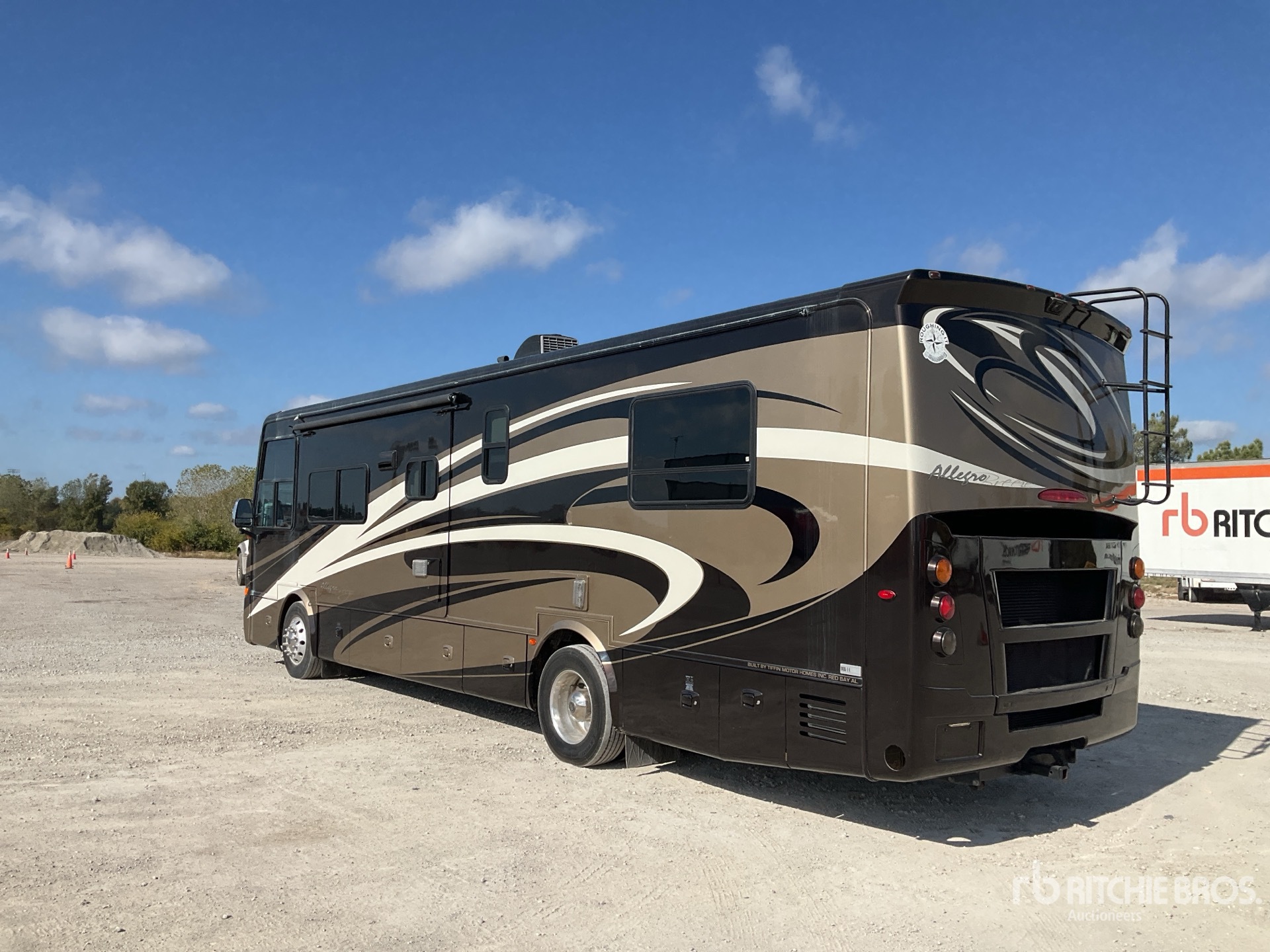 General Appearance with Foto, angolo posteriore sinistro