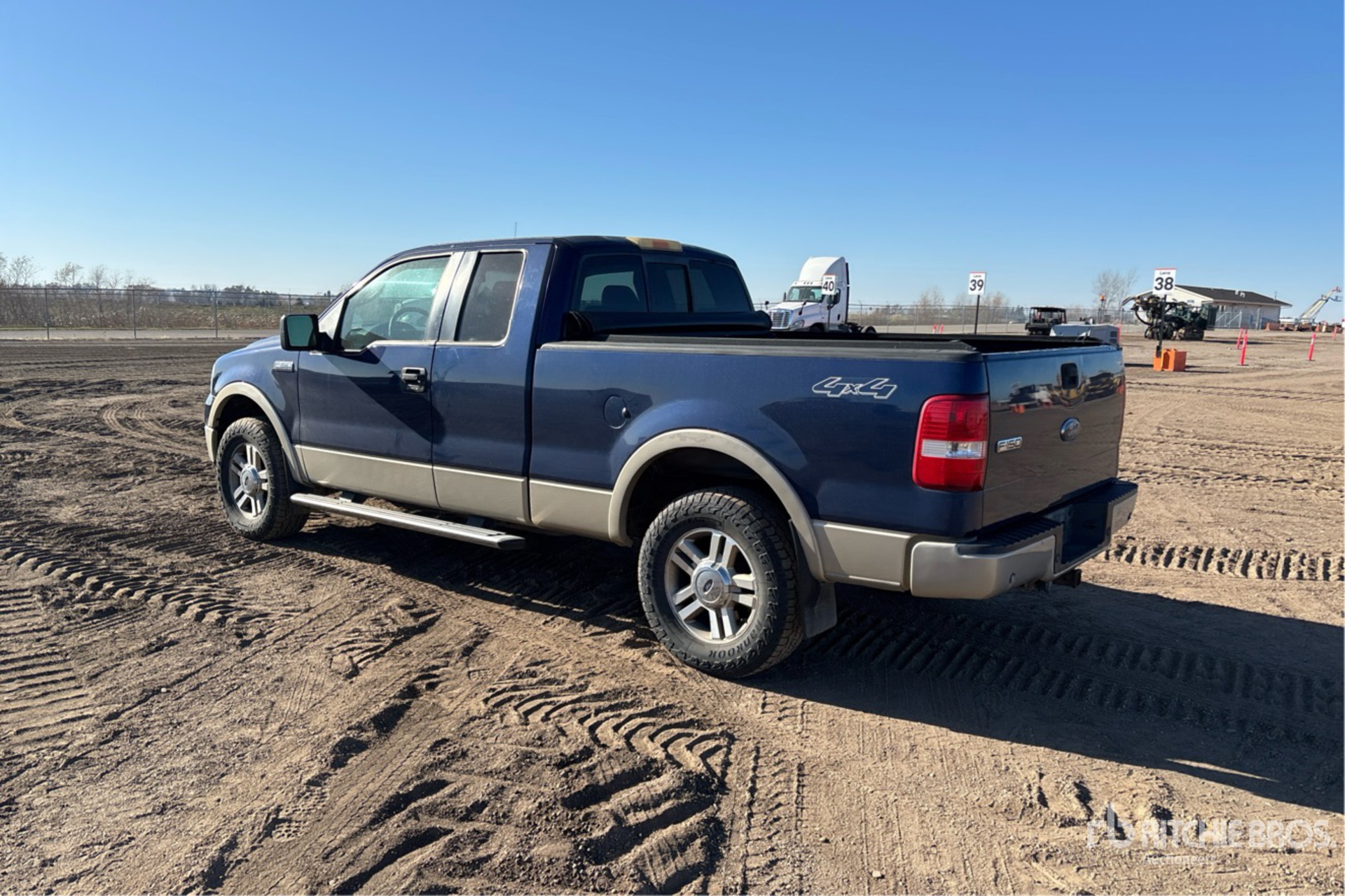 General Appearance with Foto, angolo posteriore sinistro