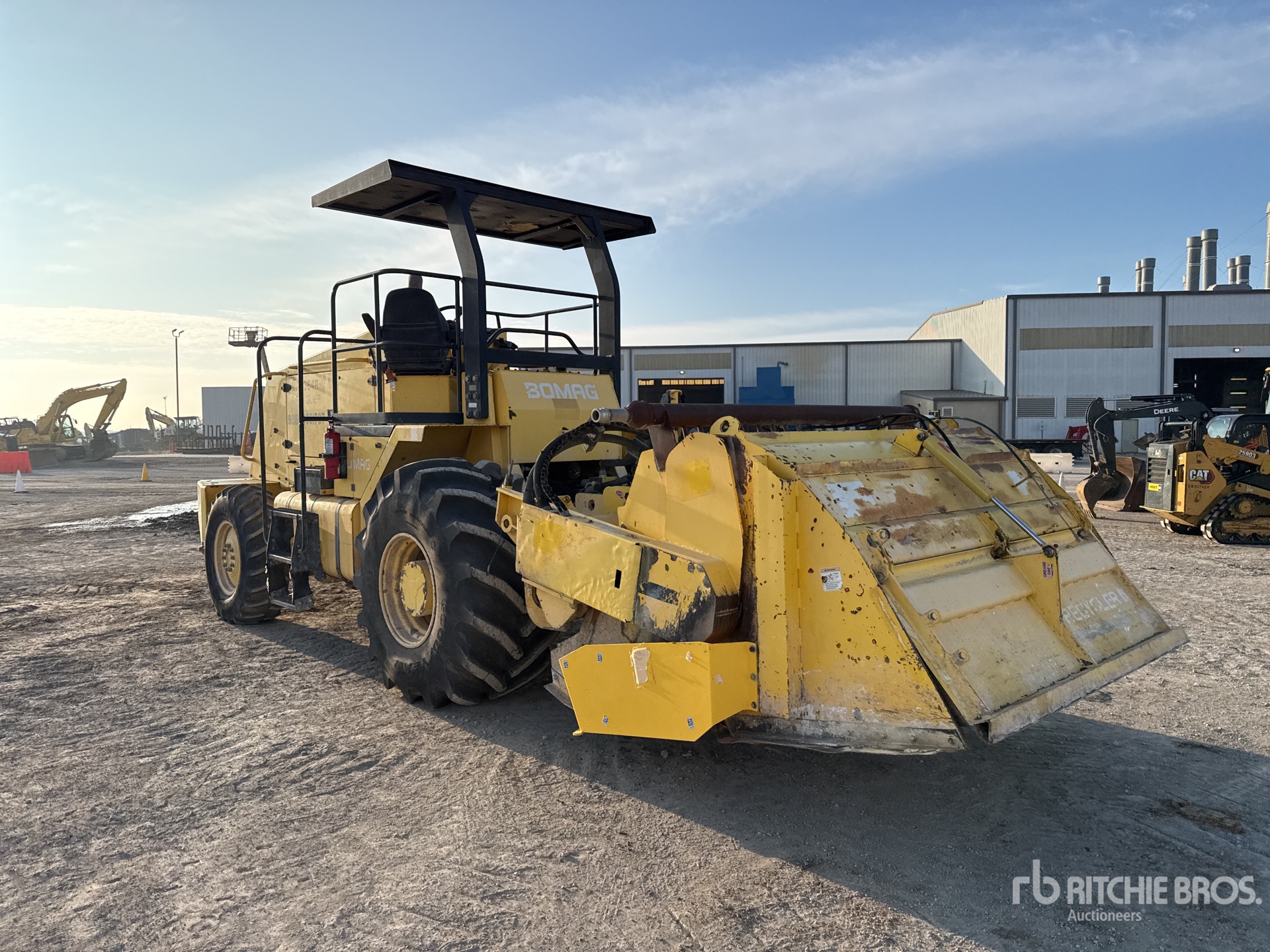 General Appearance with Foto, angolo posteriore sinistro