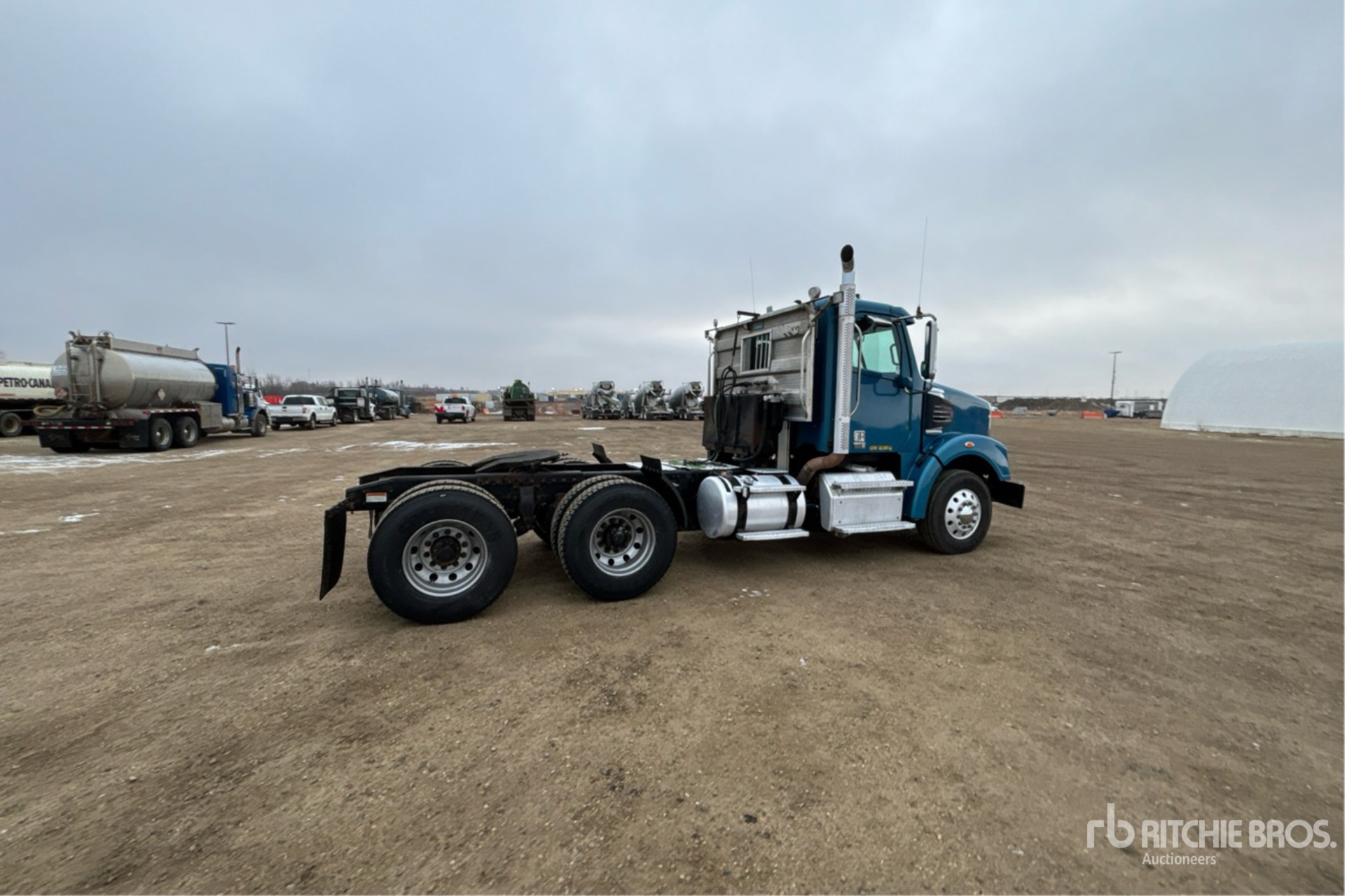 Aspect général with Image, coin arrière droit