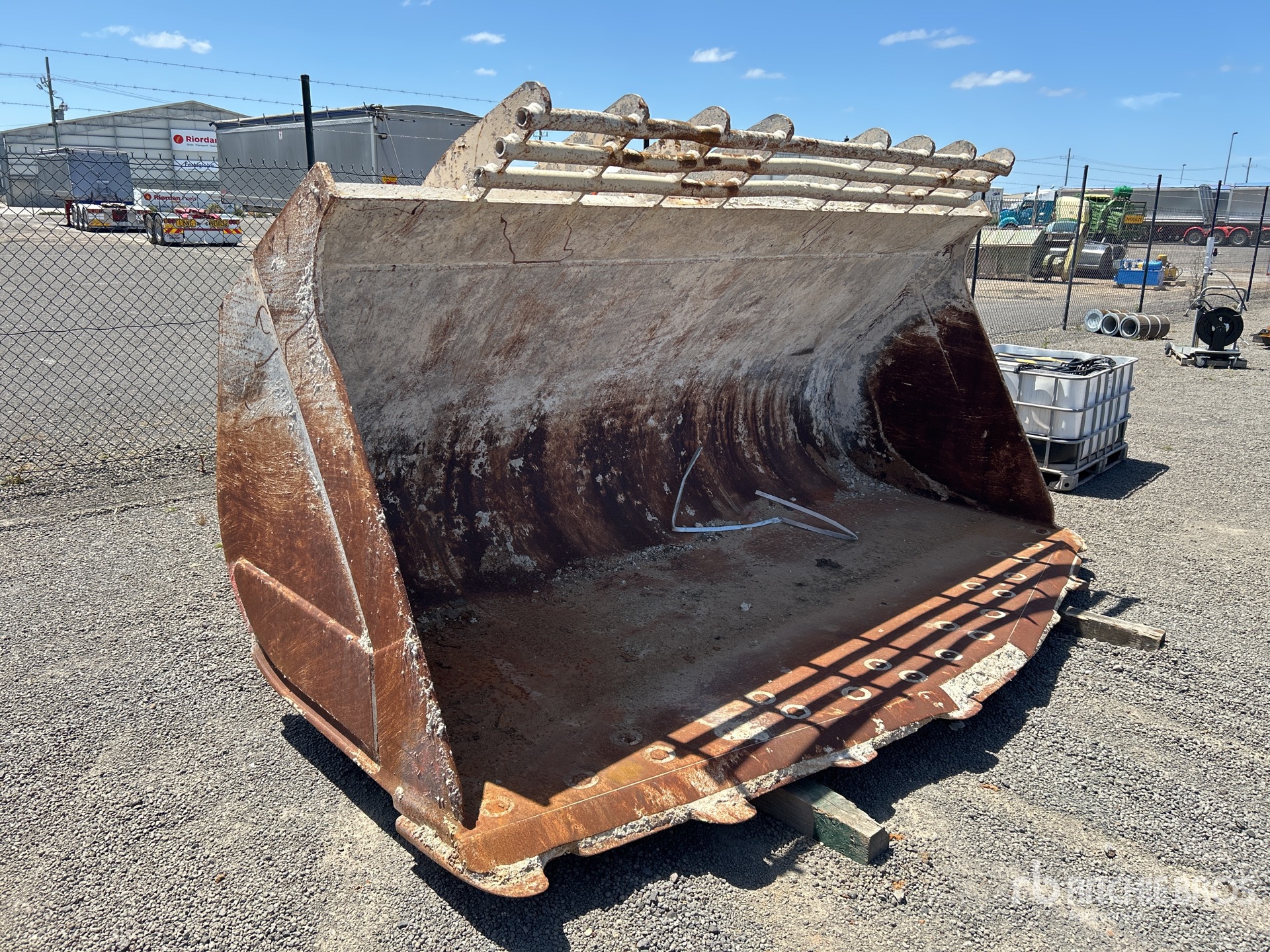 General Appearance with Bild, Ecke vorne rechts