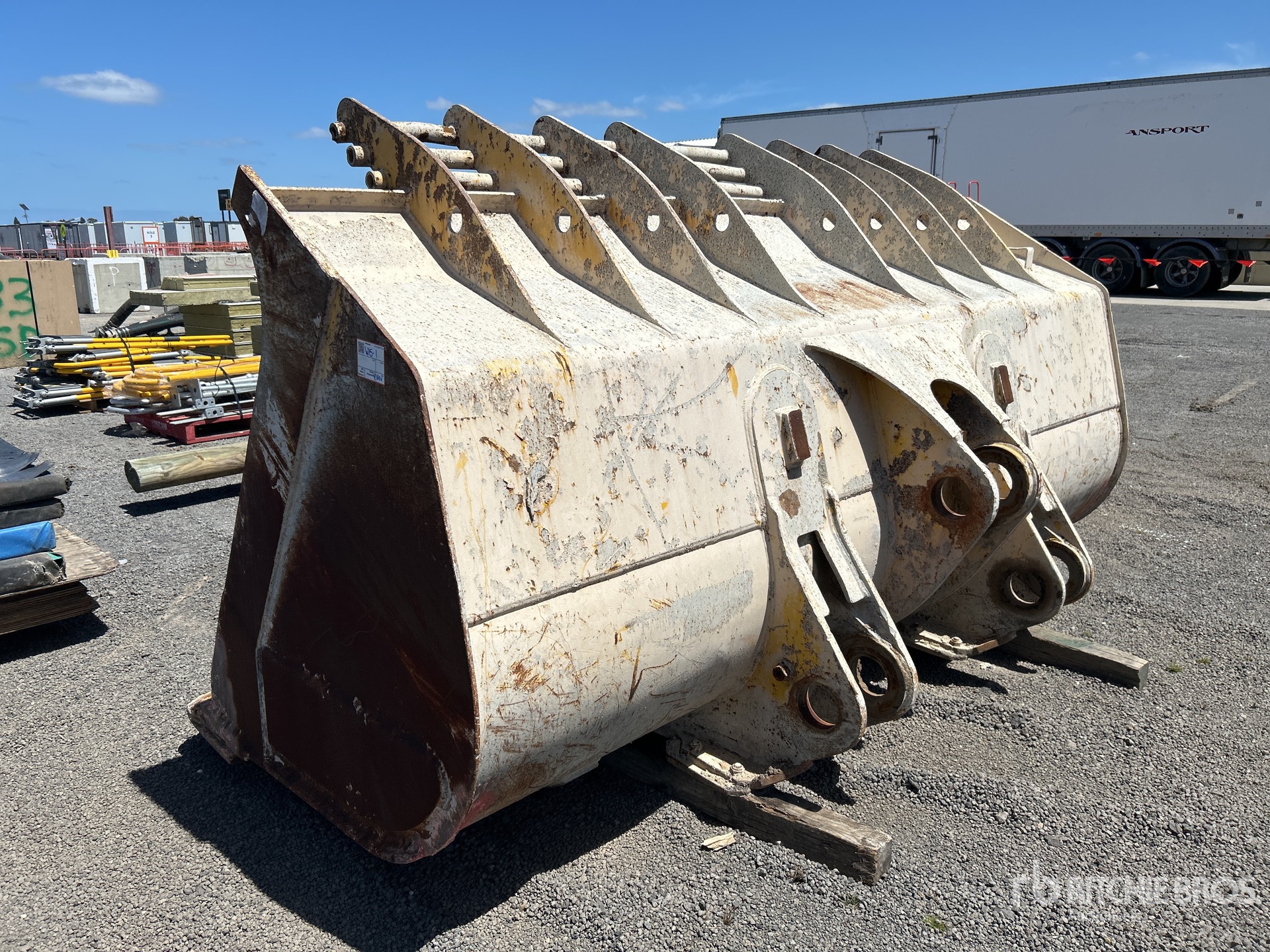 General Appearance with Bild, Ecke hinten links