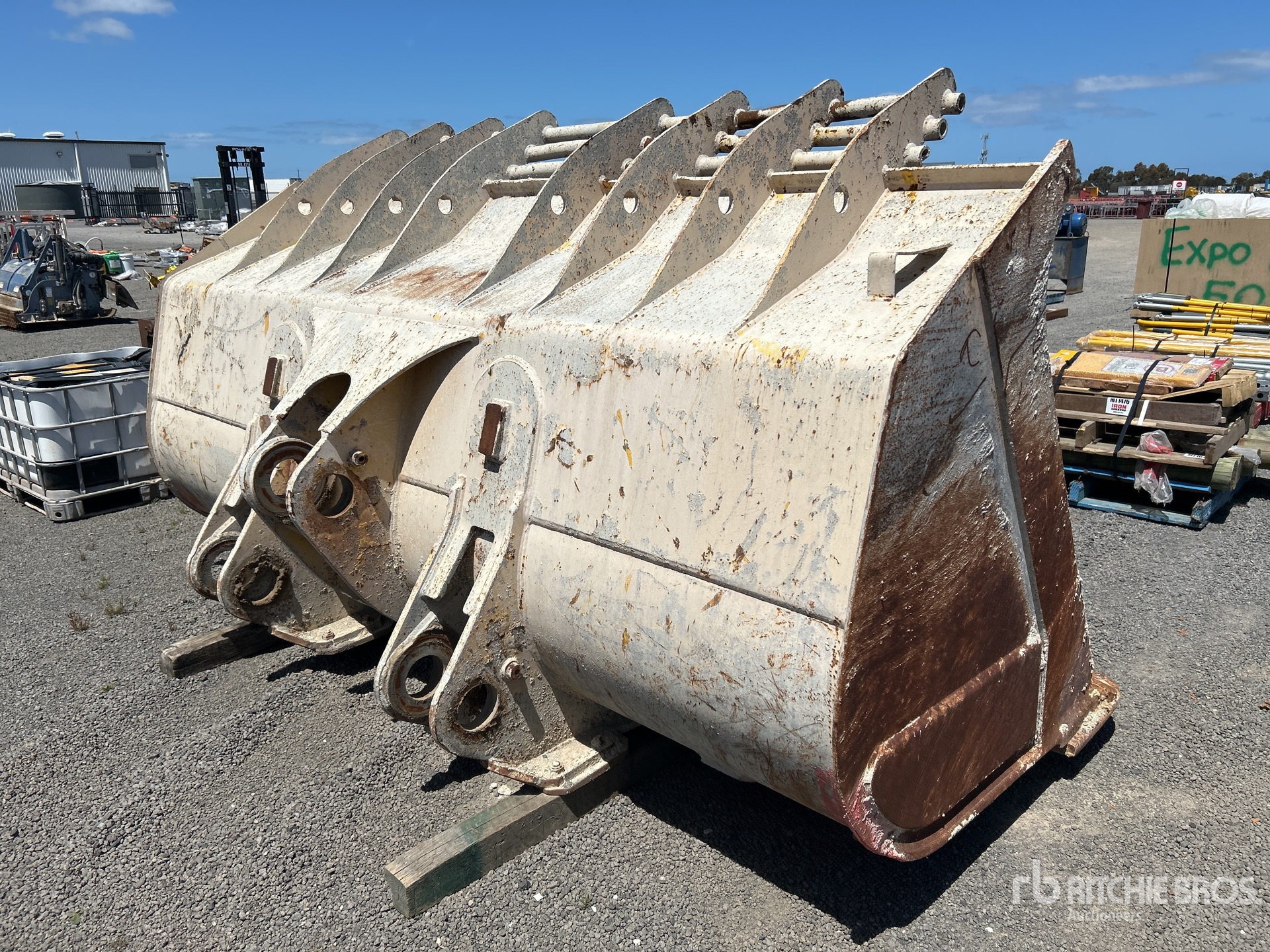 General Appearance with Bild, Ecke hinten rechts