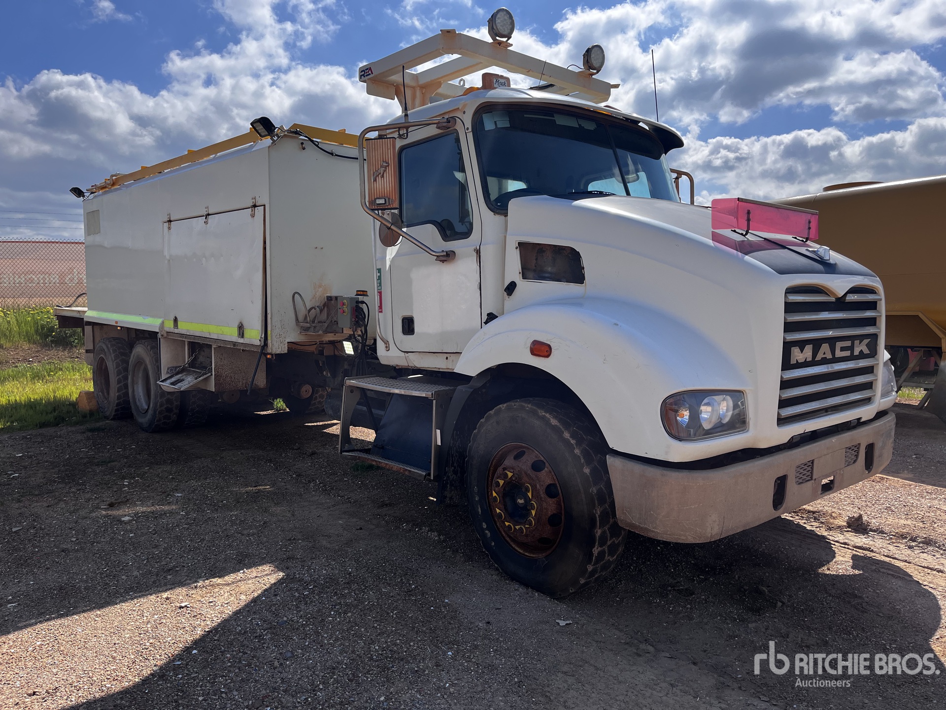 General Appearance with Bild, Ecke vorne links