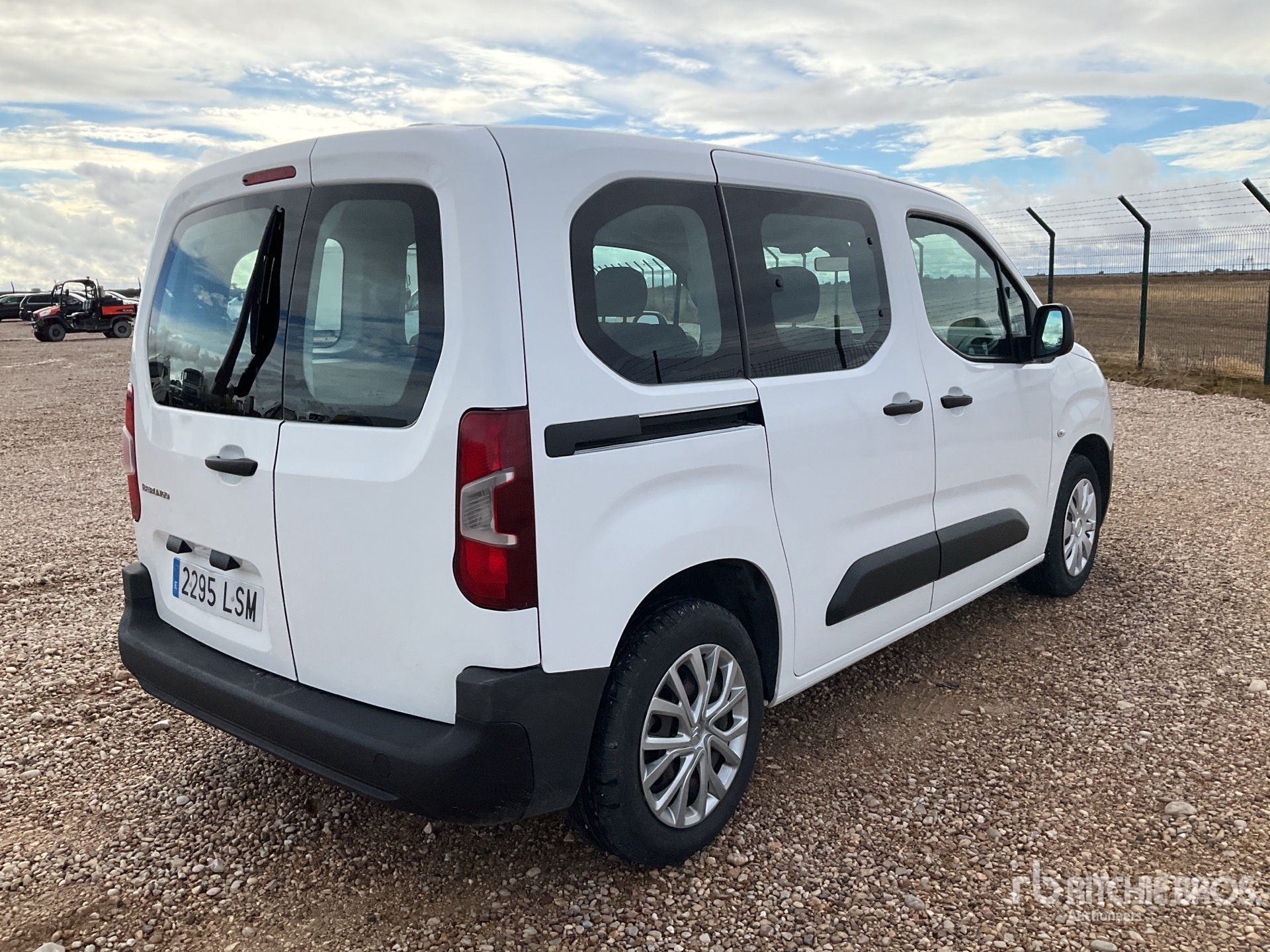 General Appearance with Foto, angolo anteriore sinistro