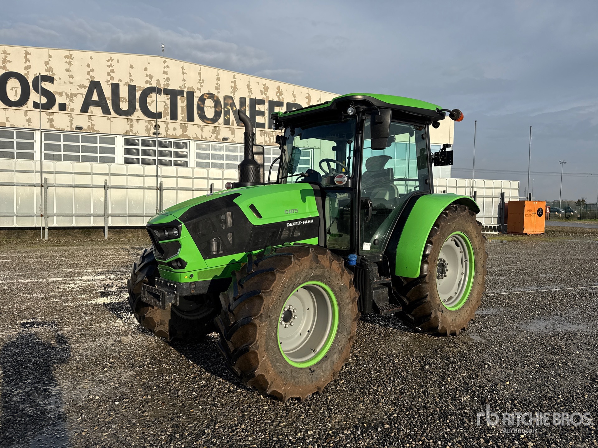 General Appearance with Foto, angolo anteriore sinistro