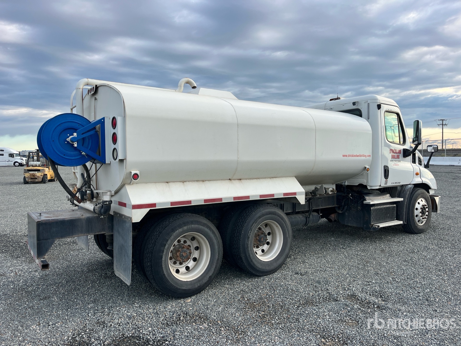 Aspect général with Image, coin arrière droit