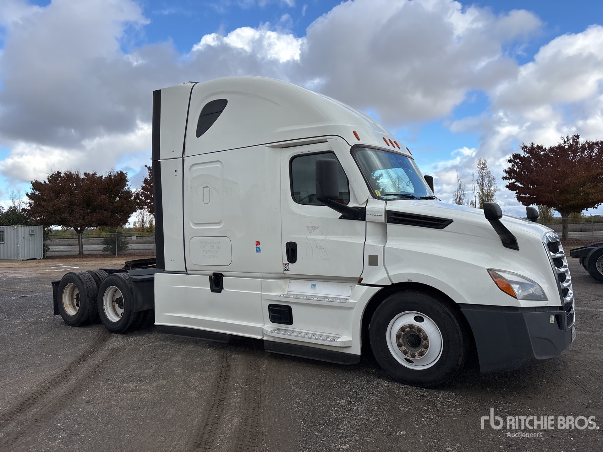 General Appearance with Bild, Ecke vorne rechts