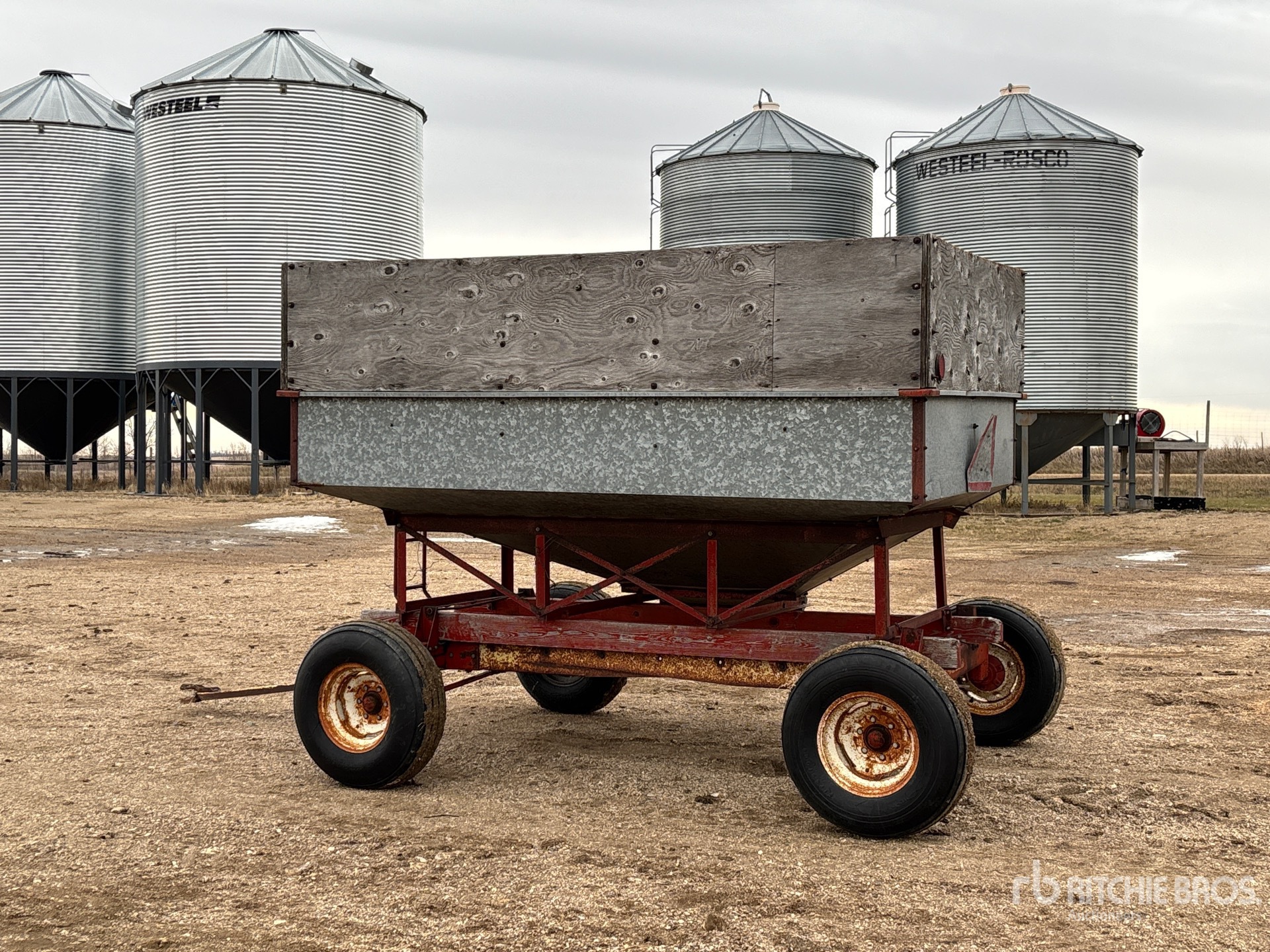 General Appearance with Foto, angolo posteriore sinistro