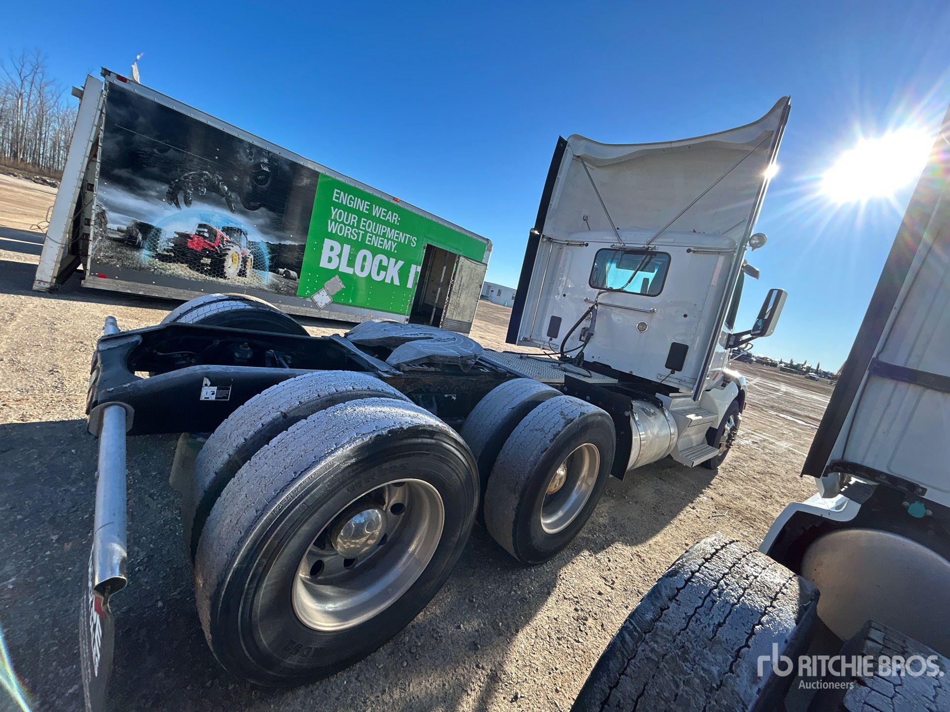 Aspect général with Image, coin arrière droit