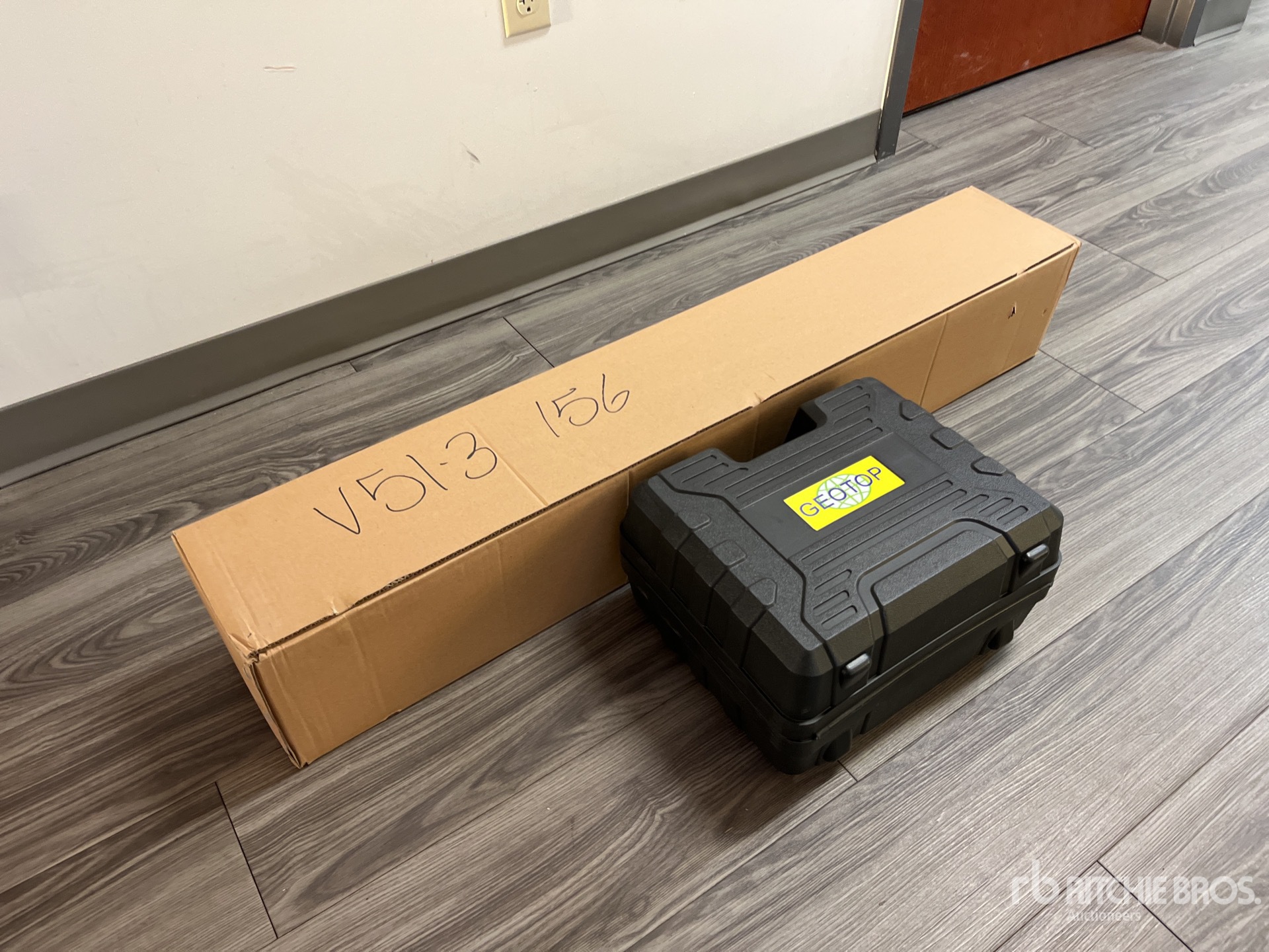 General Appearance with Bild, Ecke vorne rechts