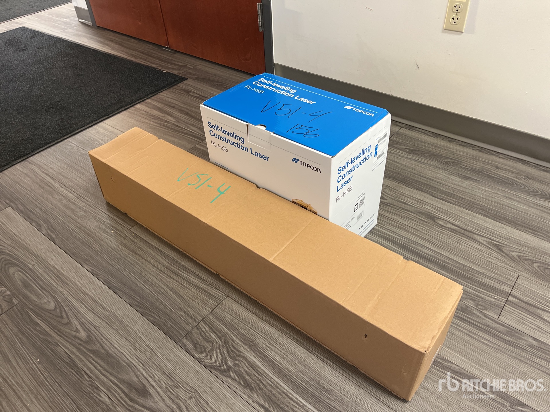 General Appearance with Bild, Ecke vorne links