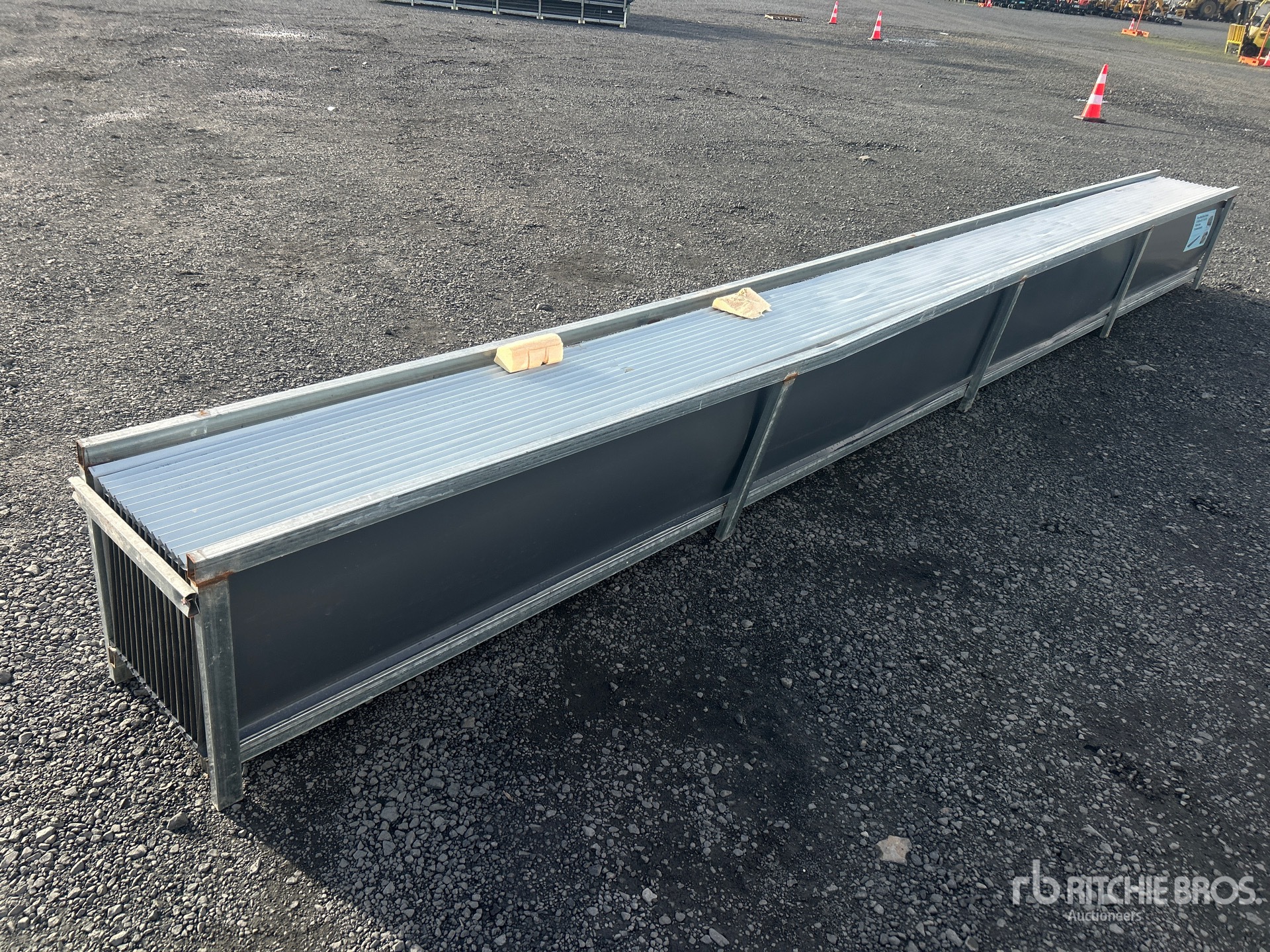 General Appearance with Bild, Ecke hinten links