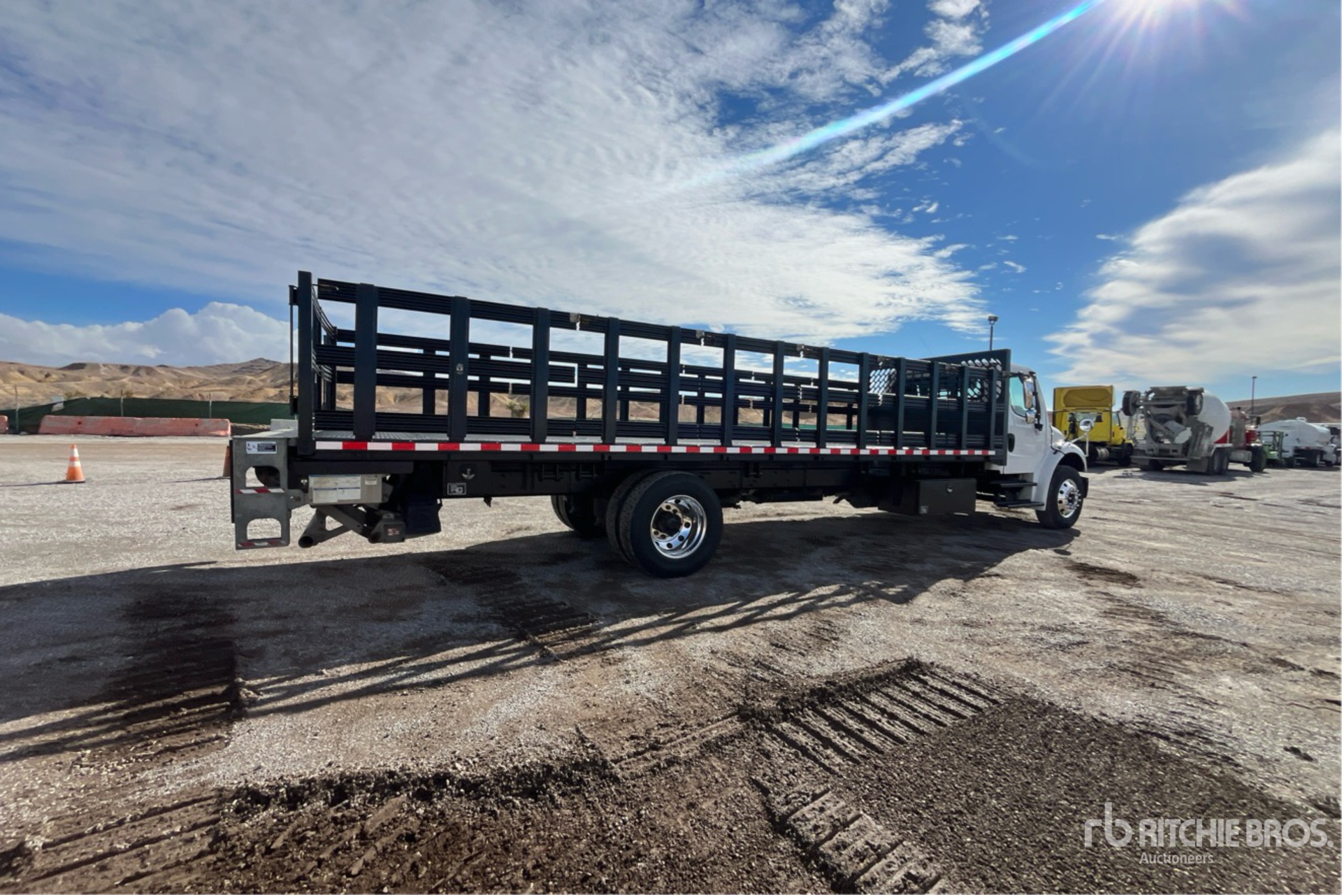 General Appearance with Foto, angolo anteriore sinistro