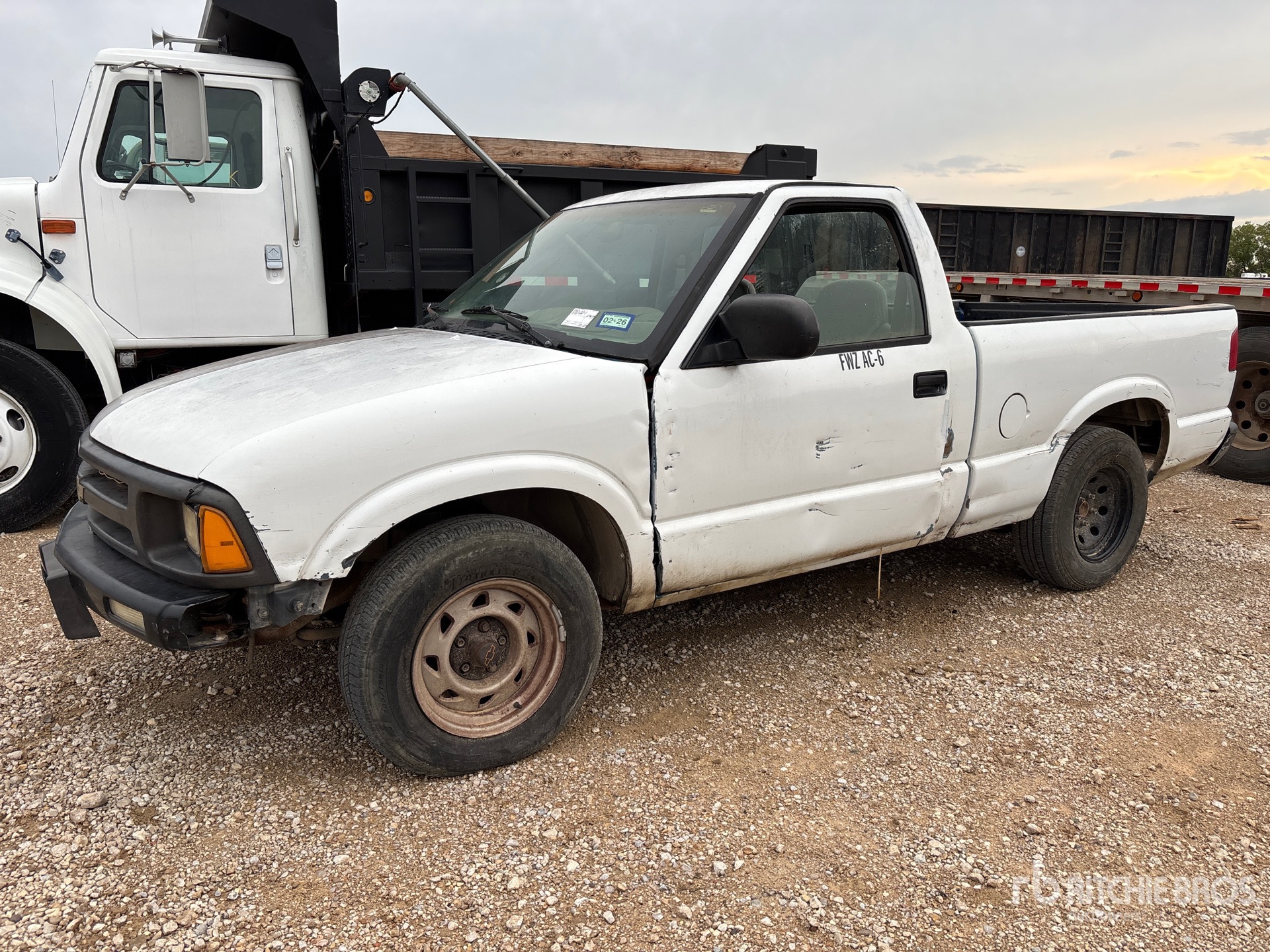 General Appearance with Bild, Ecke vorne links