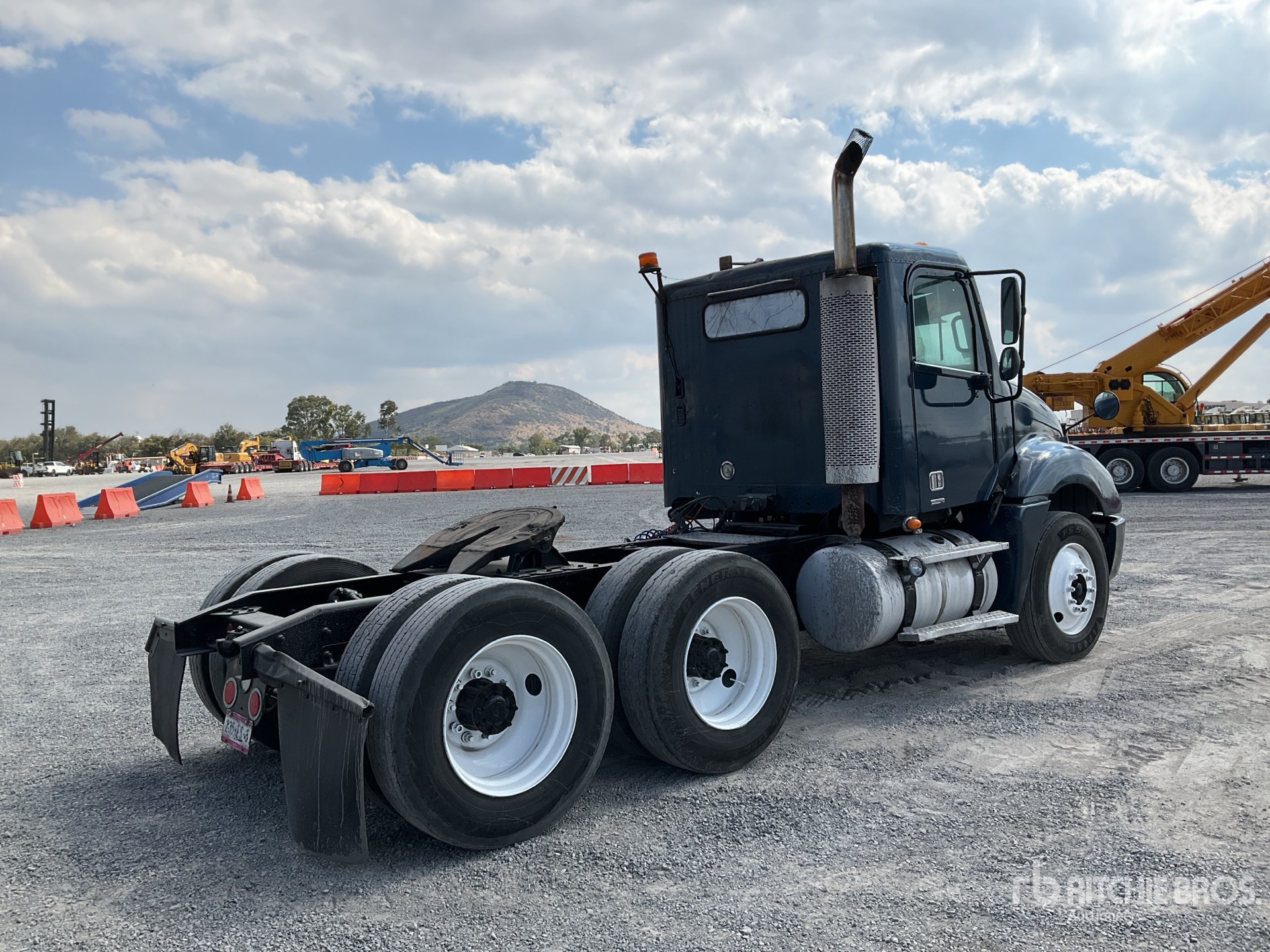 General Appearance with Foto, angolo anteriore sinistro