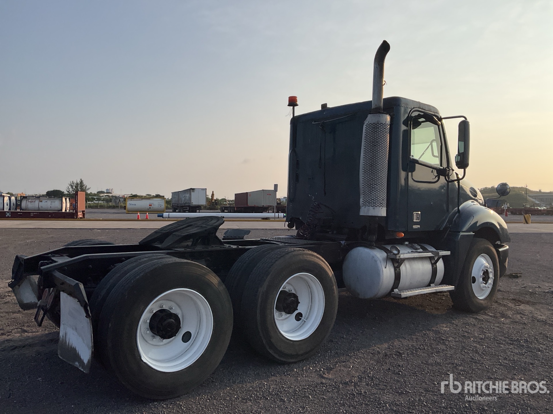 Aspect général with Image, coin arrière droit