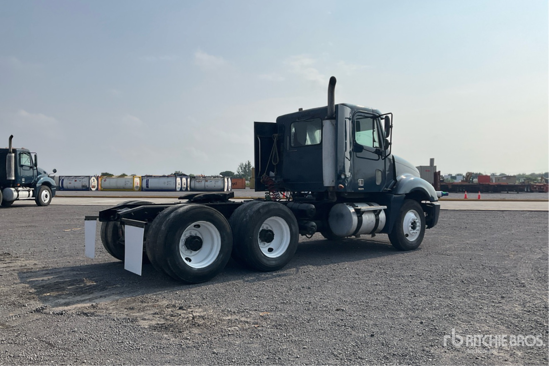 Aspect général with Image, coin arrière droit