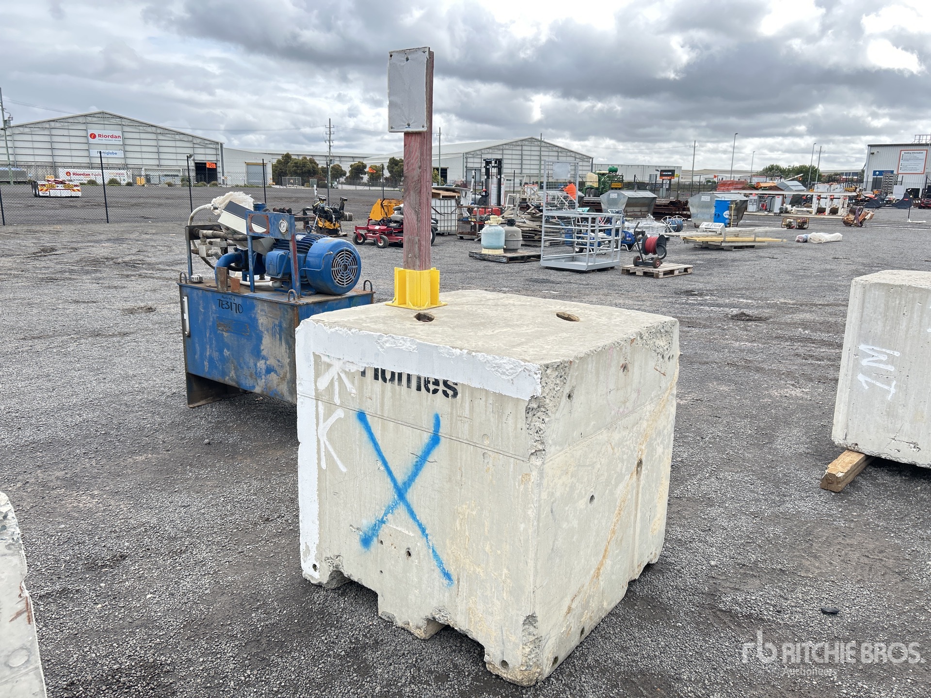 General Appearance with Picture, Left Front Corner