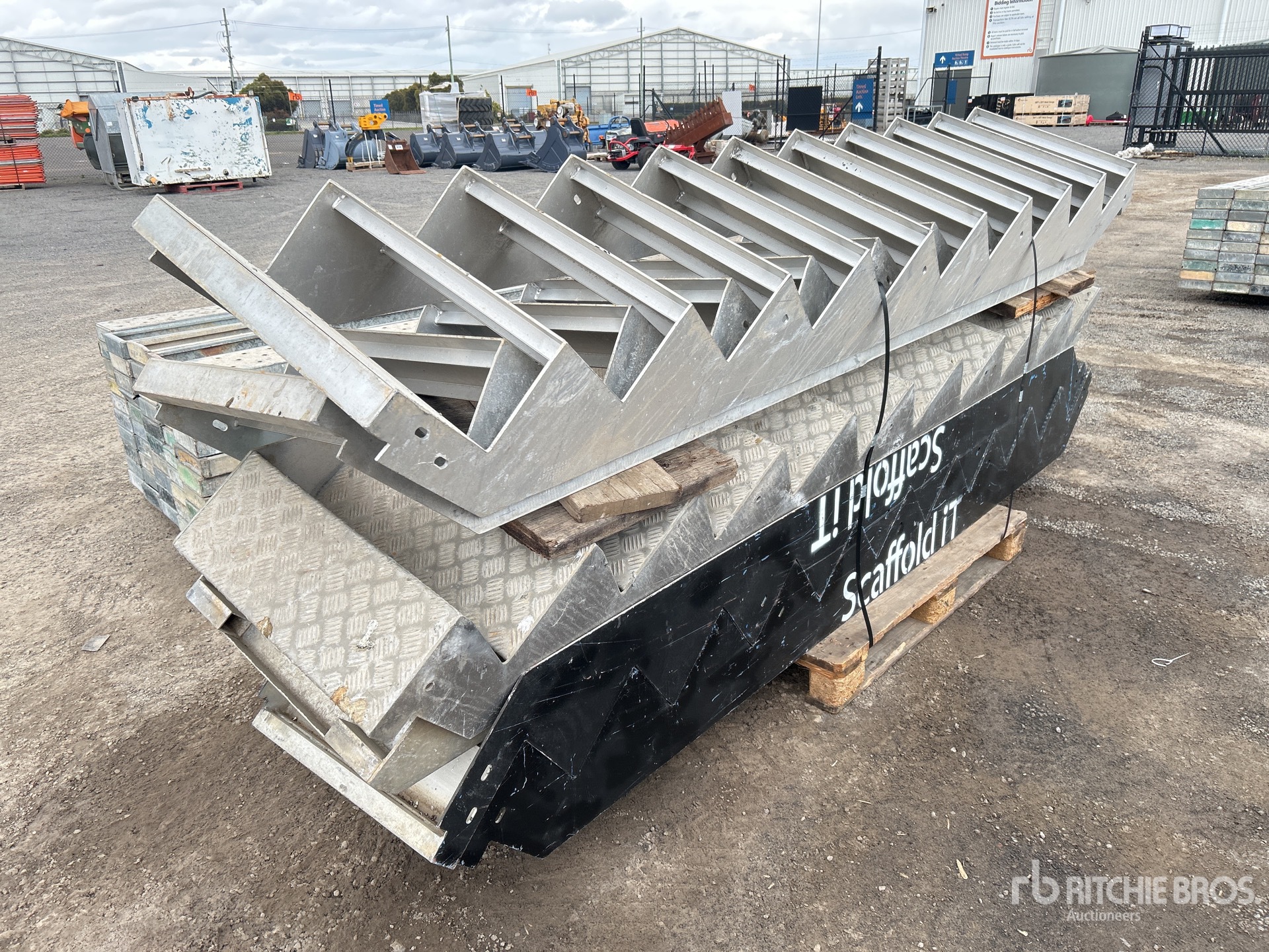 General Appearance with Bild, Ecke hinten links