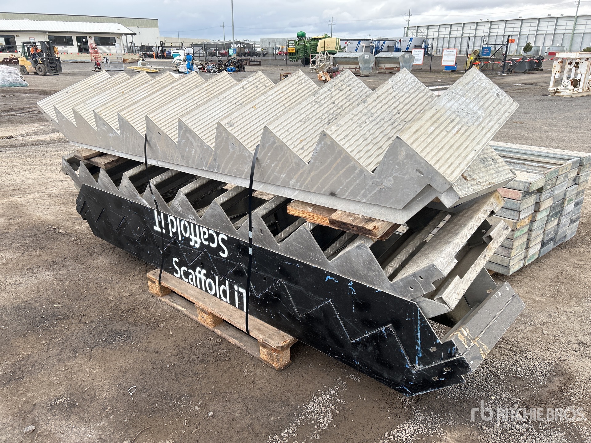 General Appearance with Bild, Ecke hinten rechts