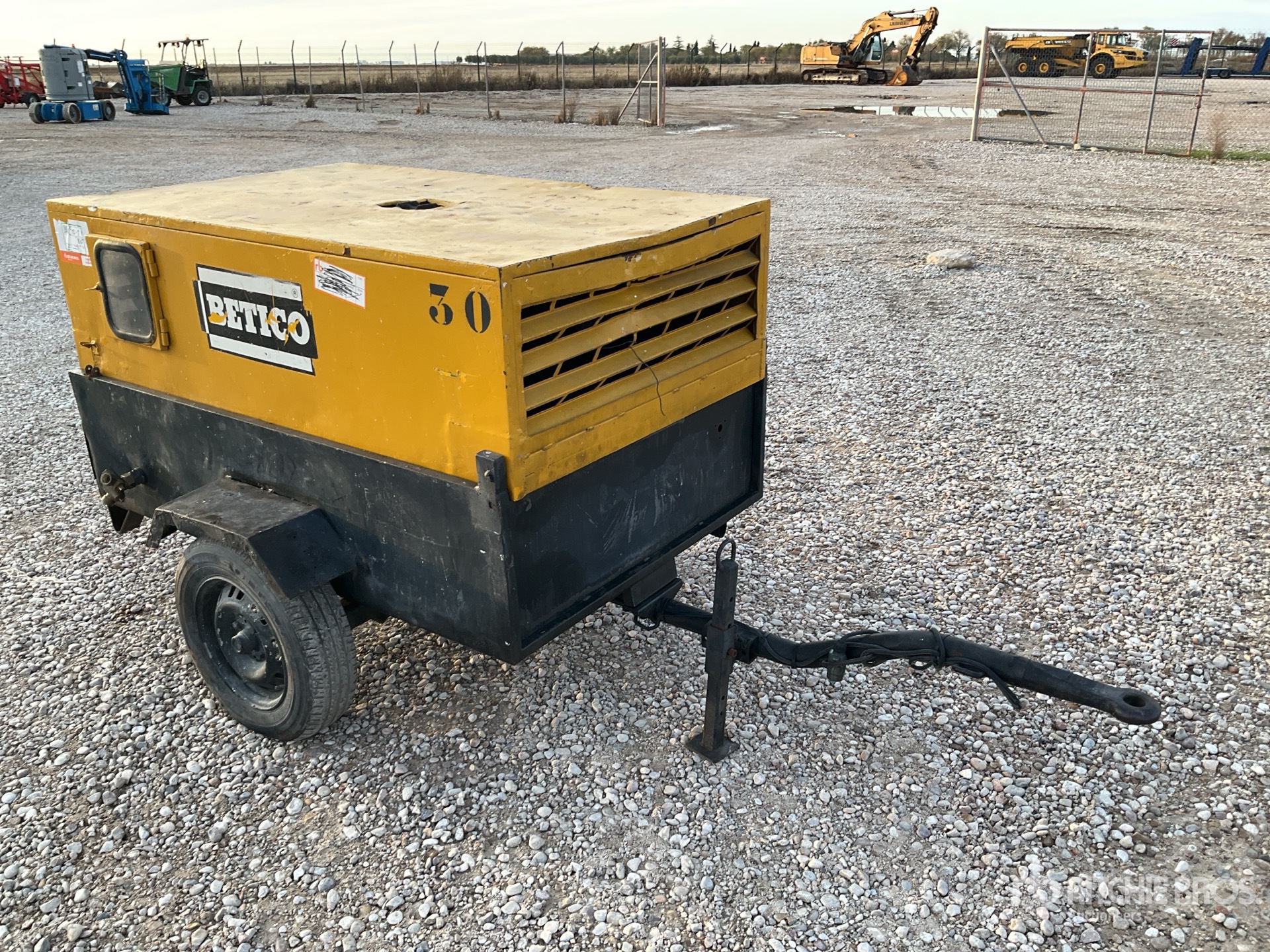 General Appearance with Foto, angolo posteriore sinistro