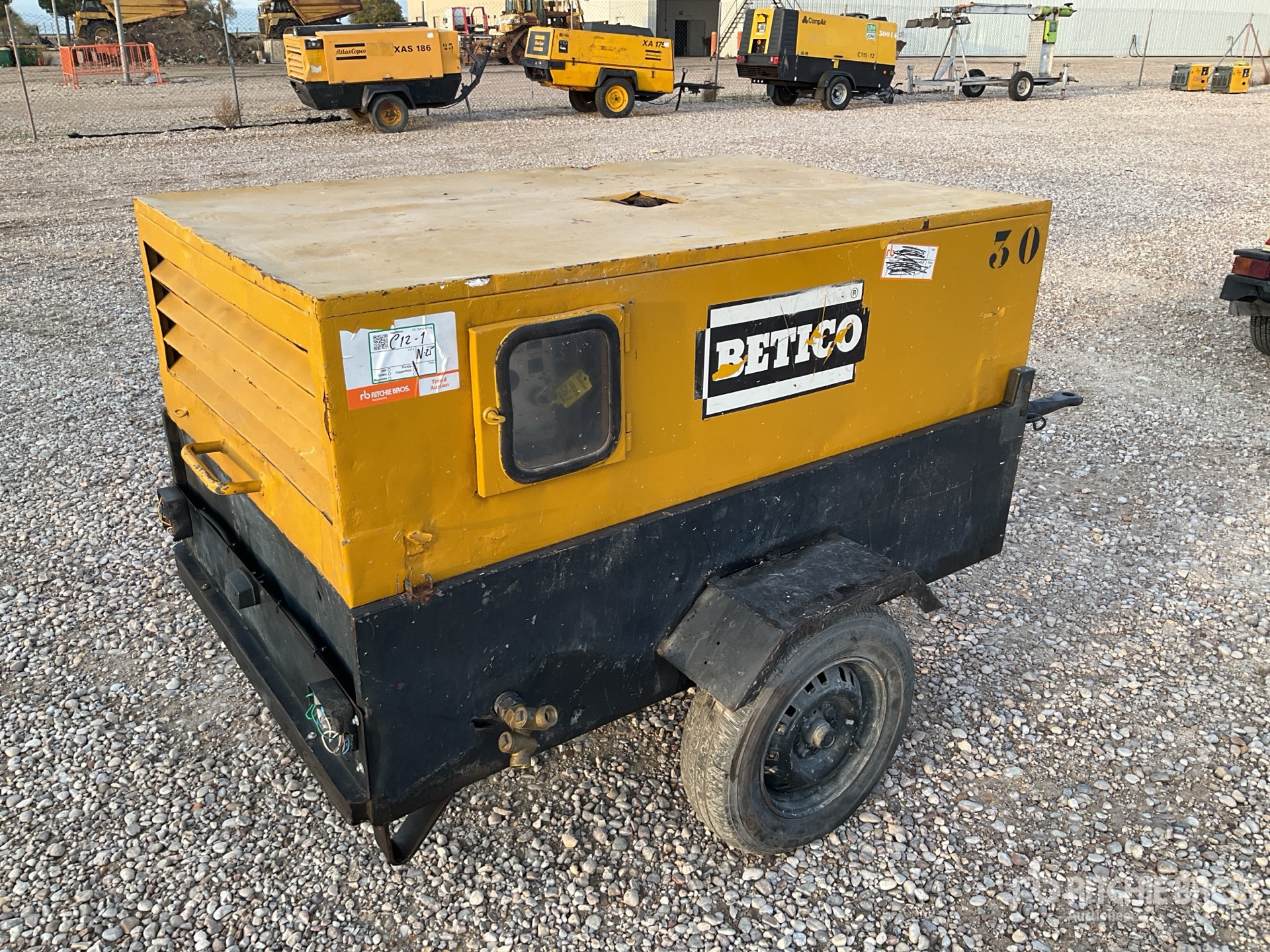 General Appearance with Foto, angolo anteriore sinistro