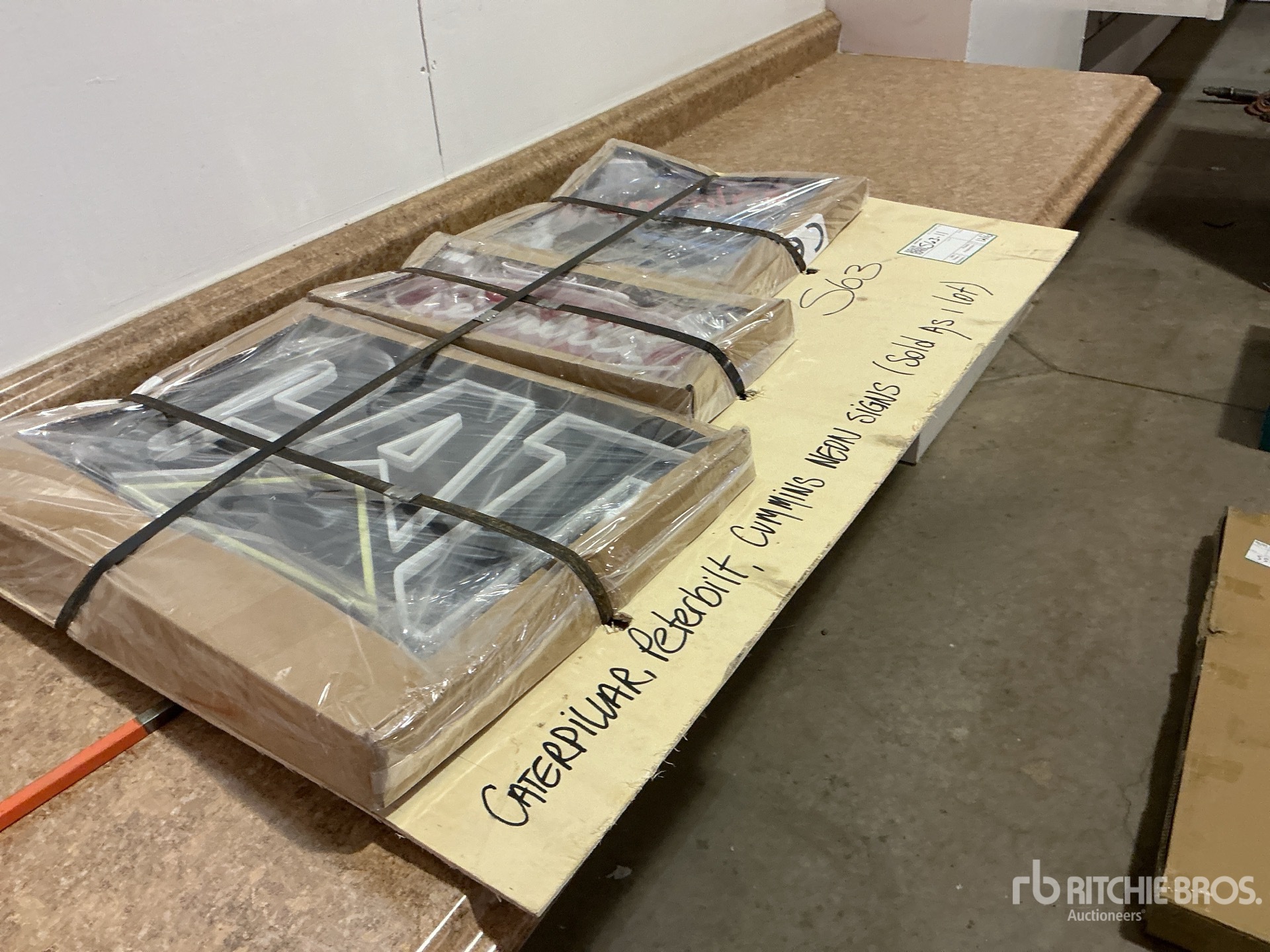 Aspect général with Image, coin avant droit