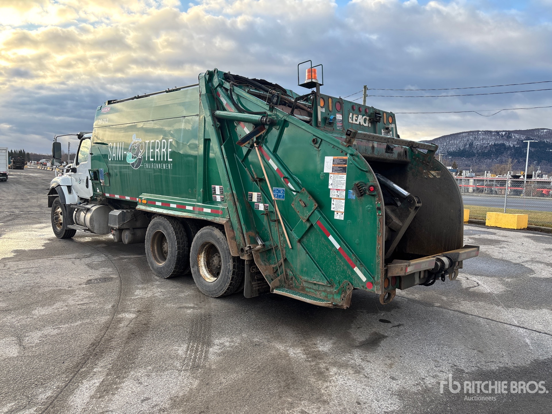 General Appearance with Bild, Ecke hinten links