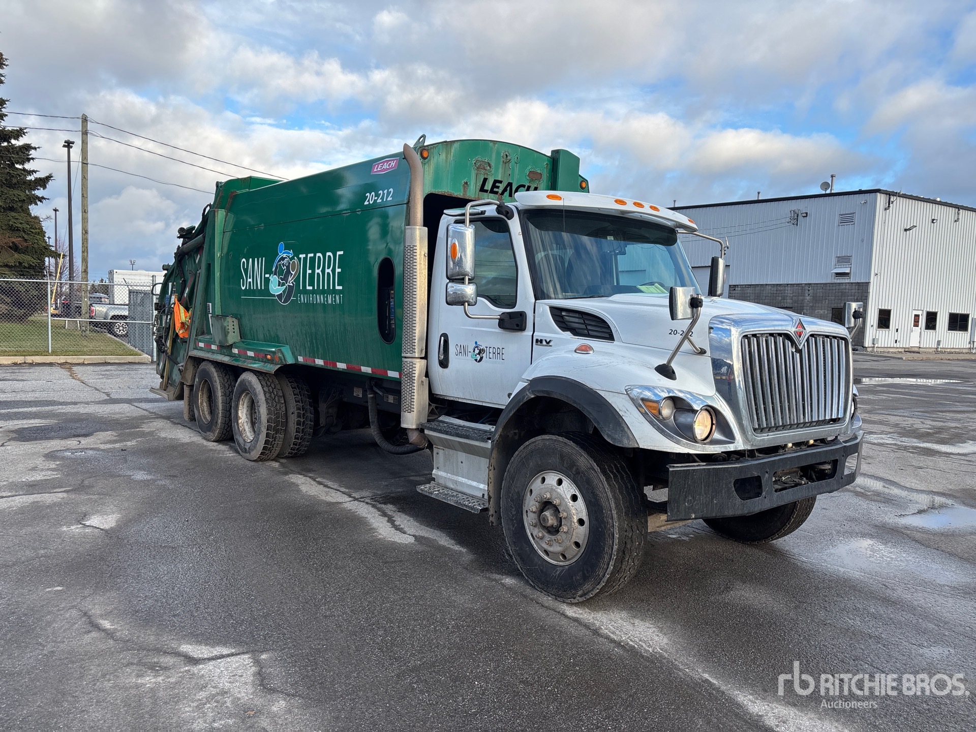 General Appearance with Bild, Ecke vorne rechts