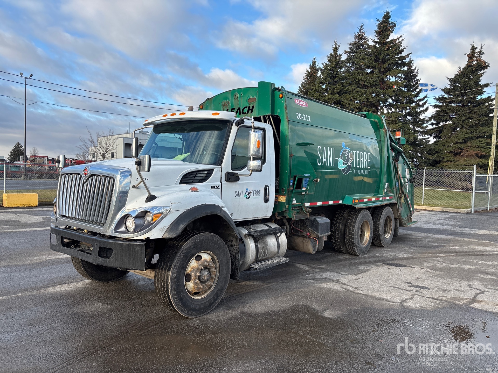 General Appearance with Bild, Ecke vorne links