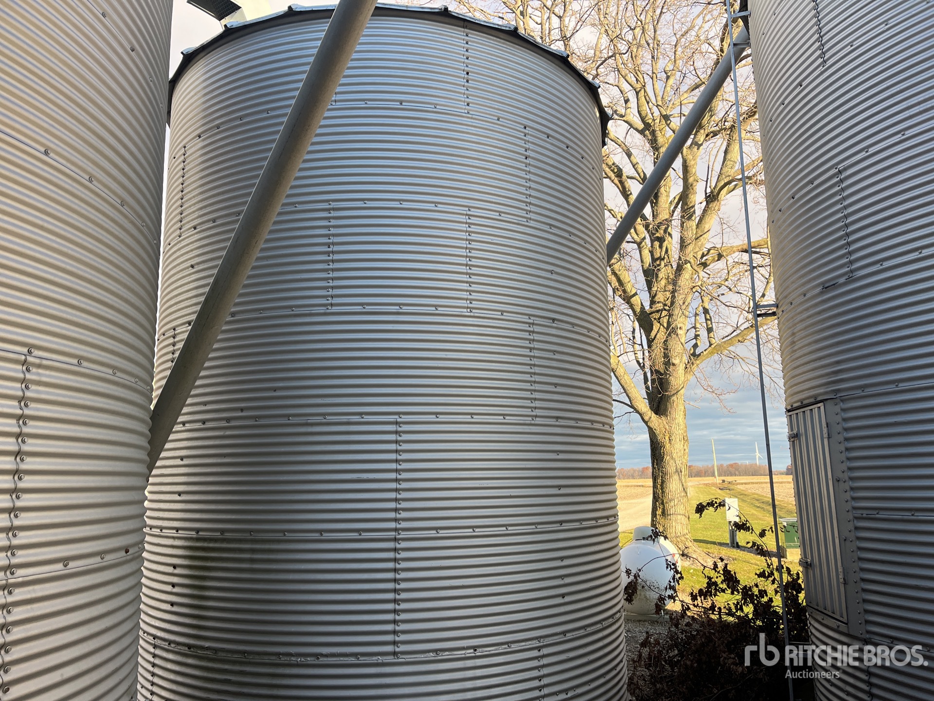 Aspect général with Image, coin avant droit