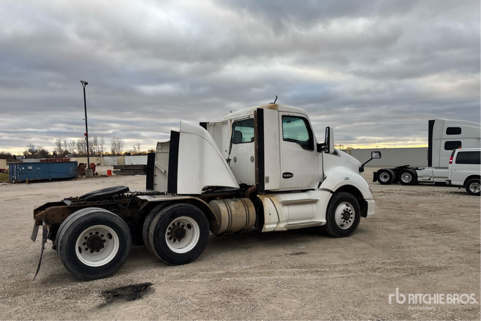 Aspect général with Image, coin arrière droit