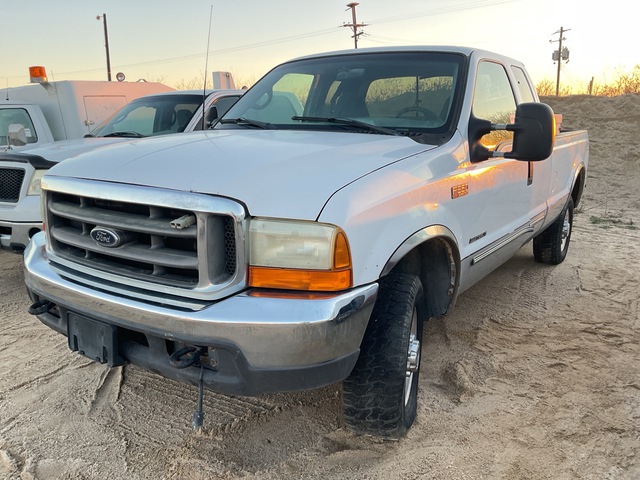 2000 Ford F-350 XLT 4x4 Extended Cab Pickup (Inoperable)