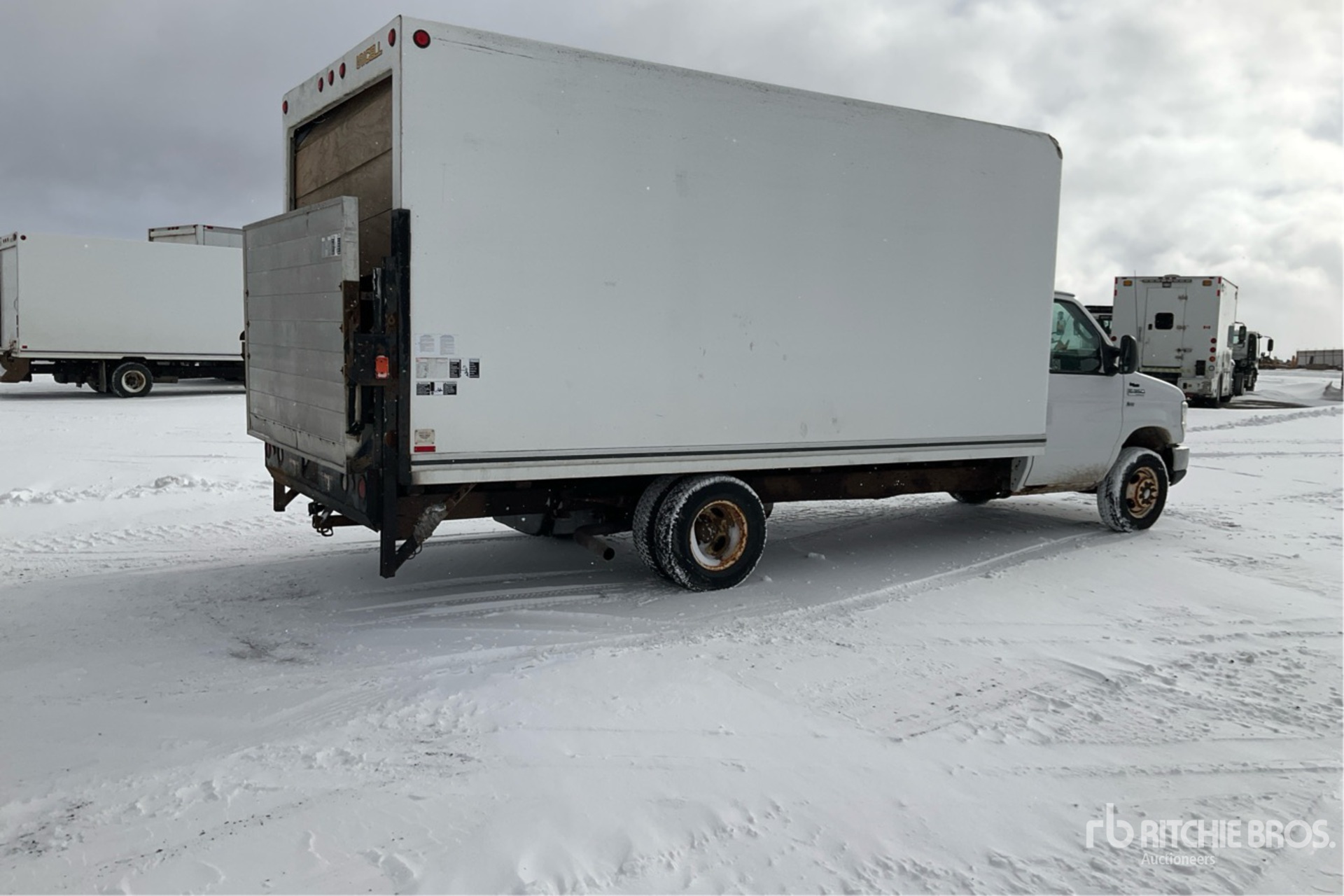 Aspect général with Image, coin arrière droit