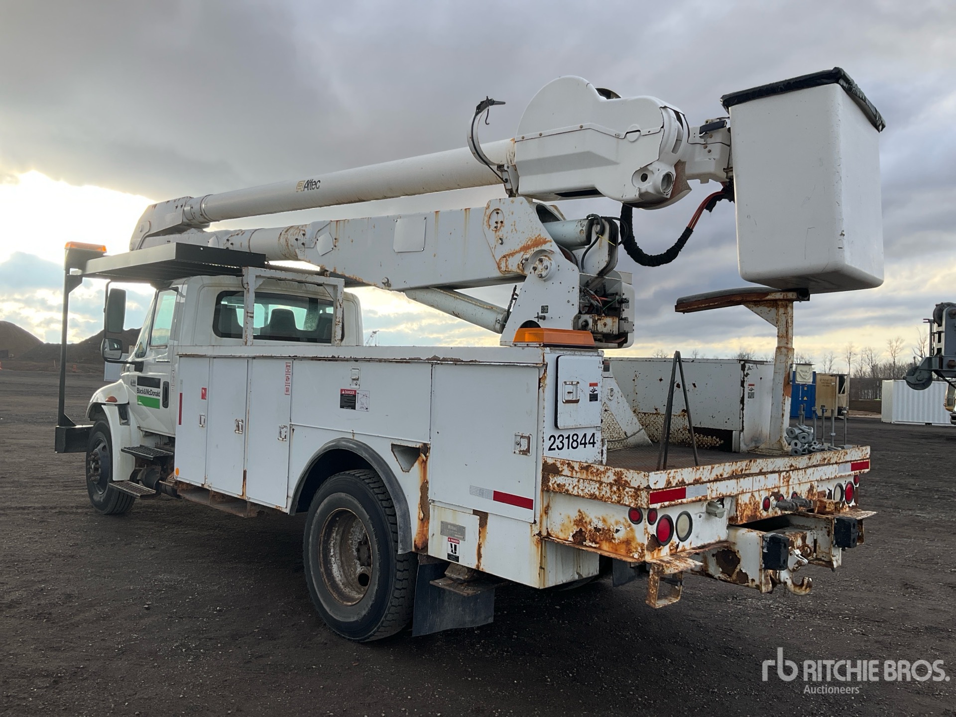 General Appearance with Foto, angolo posteriore sinistro