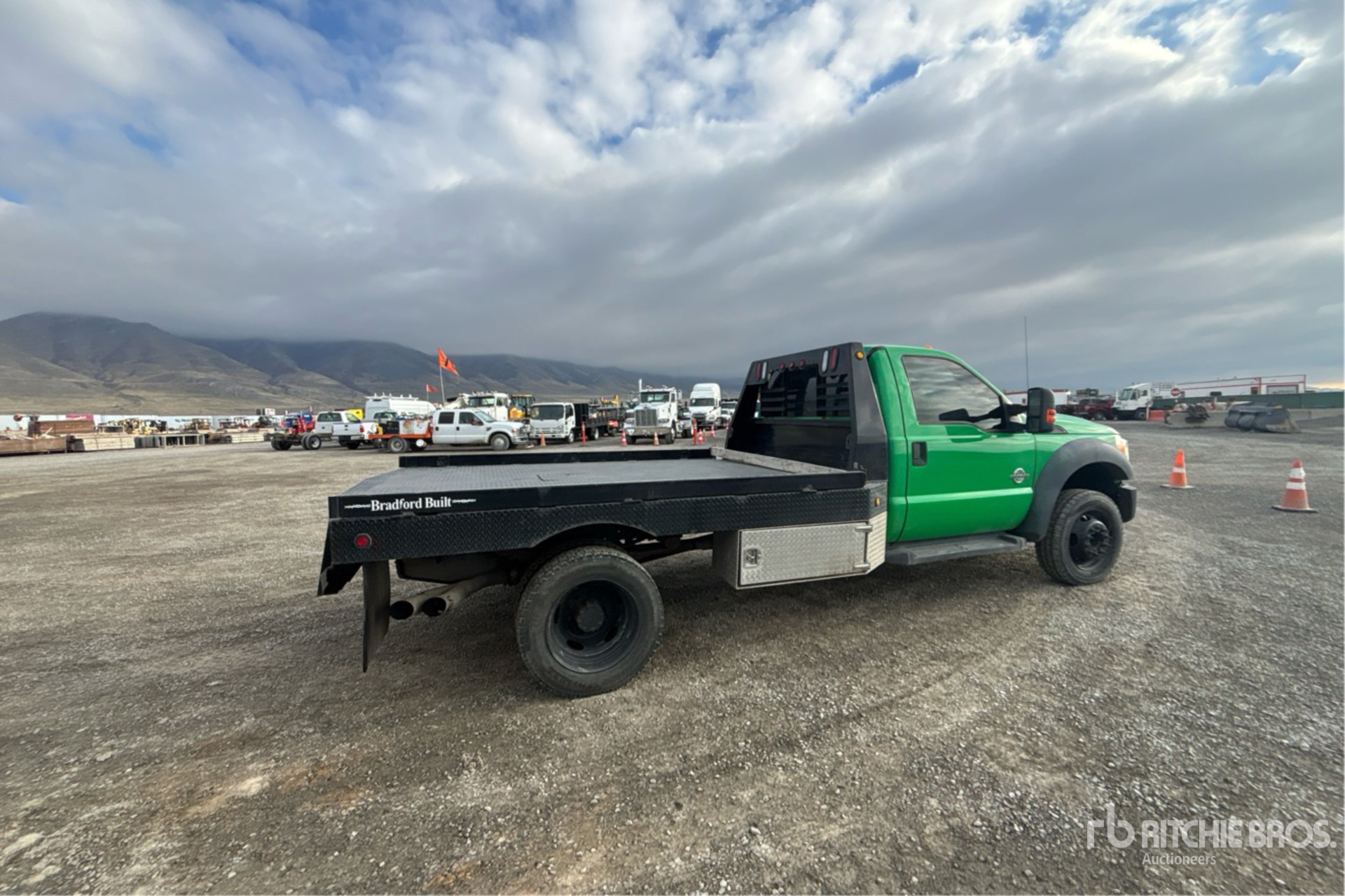 Aspect général with Image, coin arrière droit