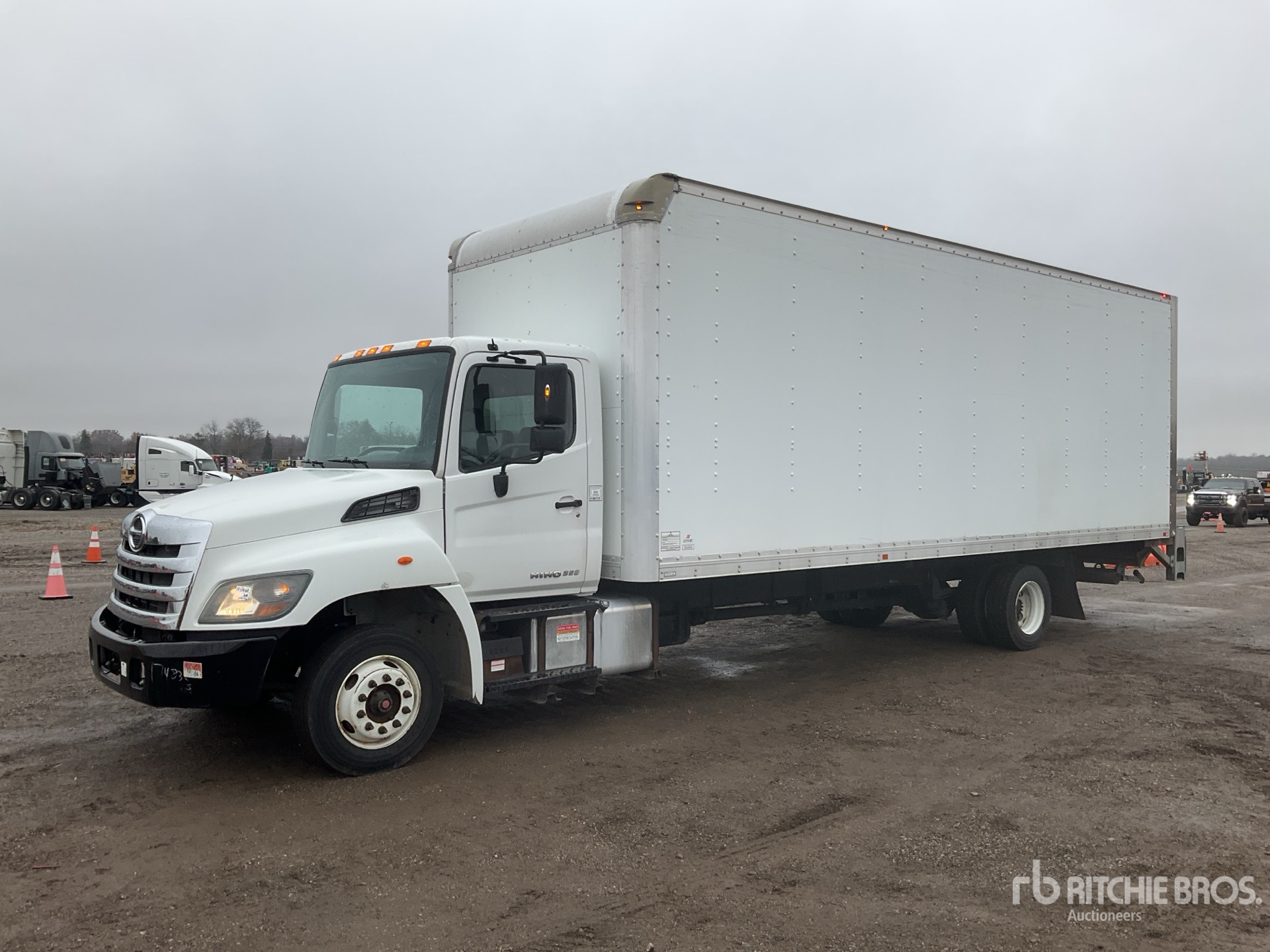 General Appearance with Bild, Ecke vorne links