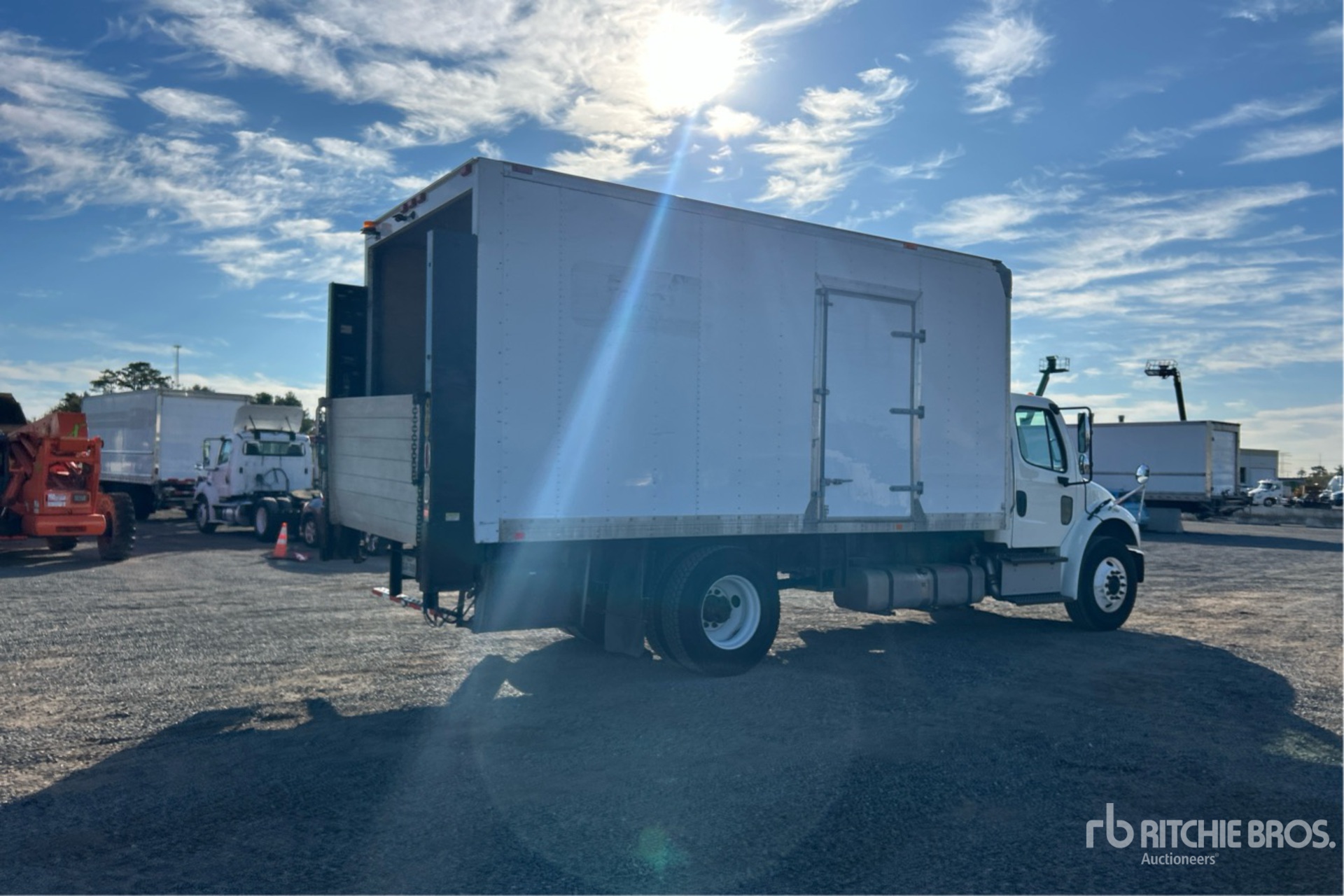 Aspect général with Image, coin arrière droit