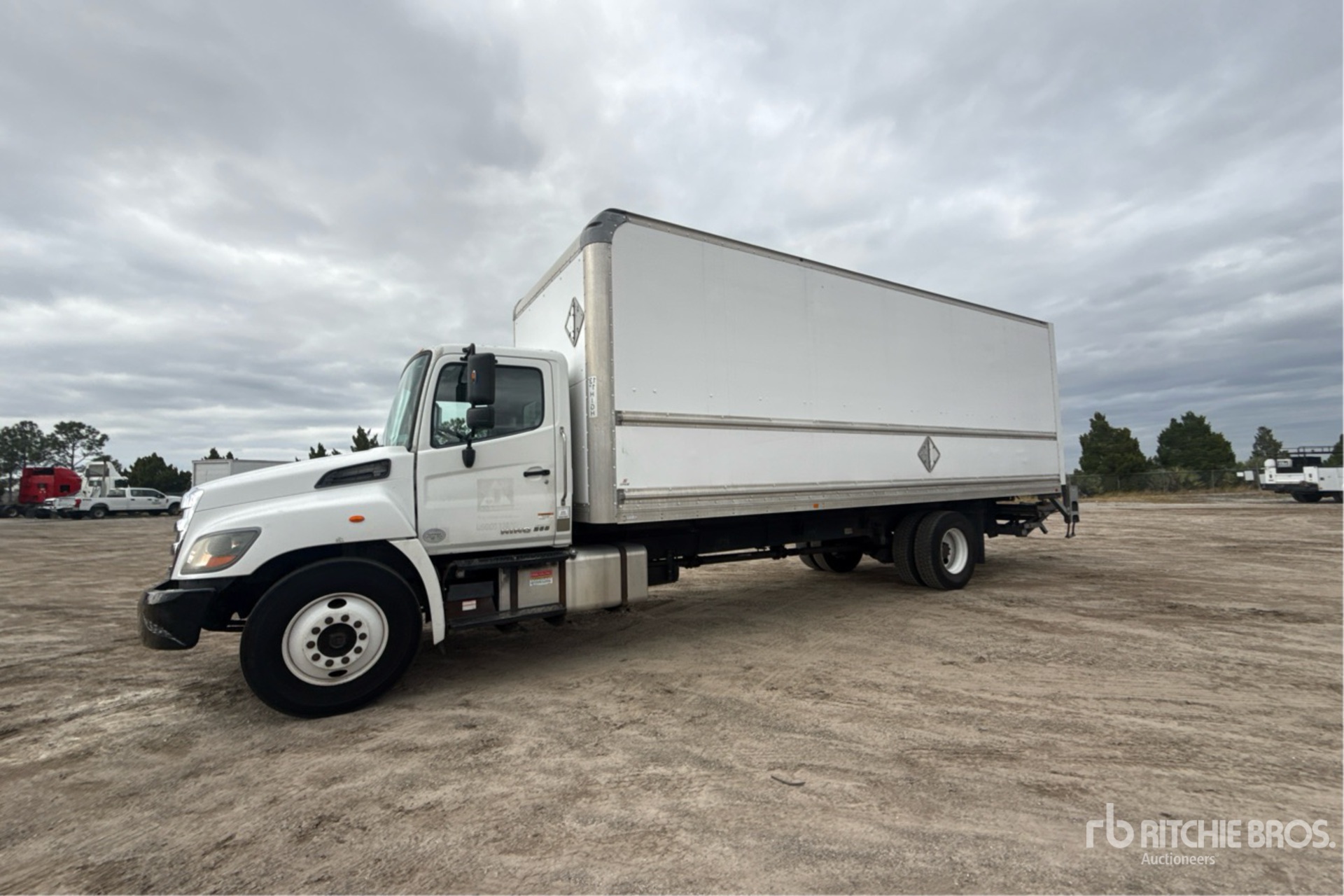 General Appearance with Bild, Ecke vorne links