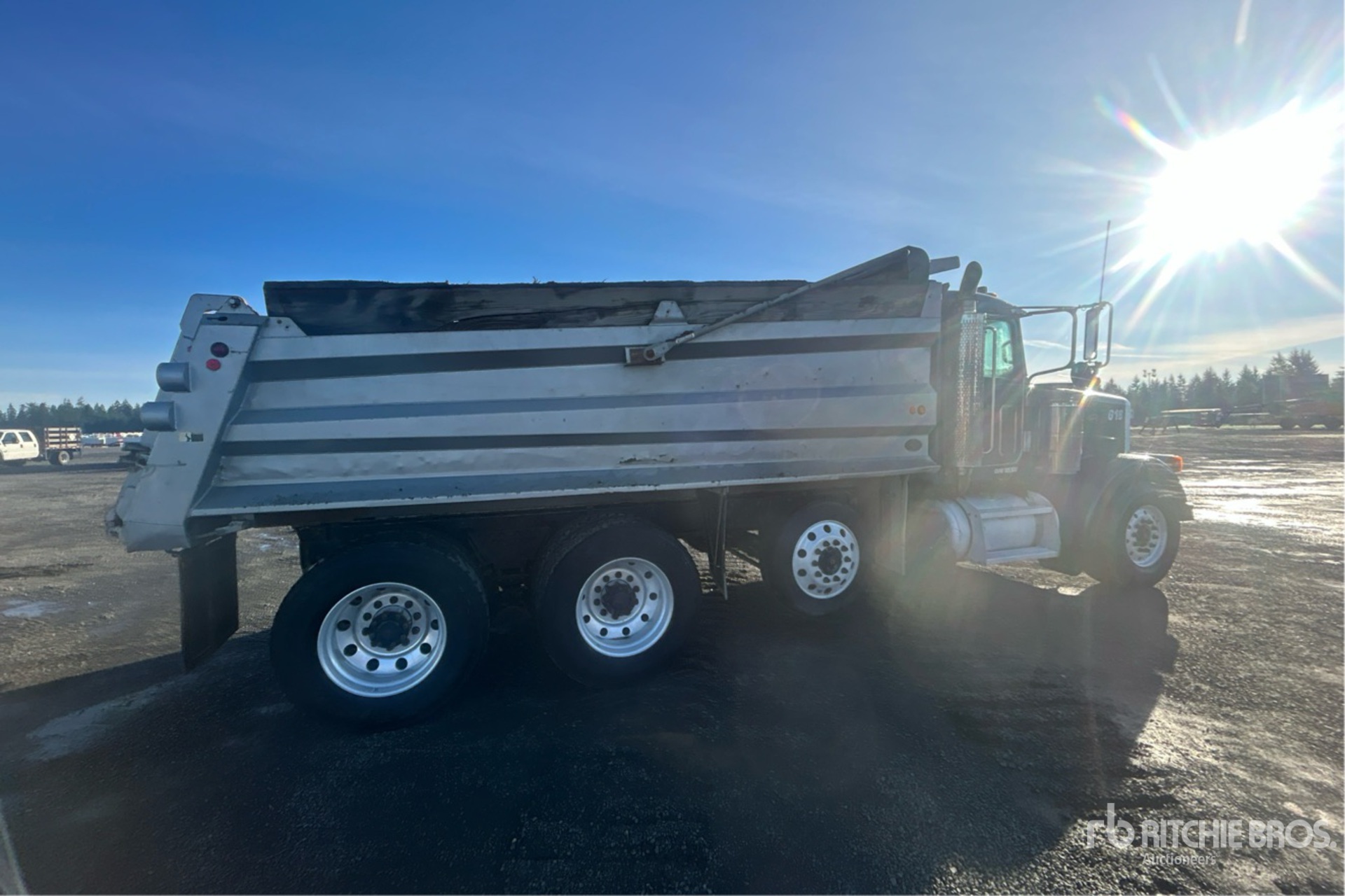 Aspect général with Image, coin arrière droit