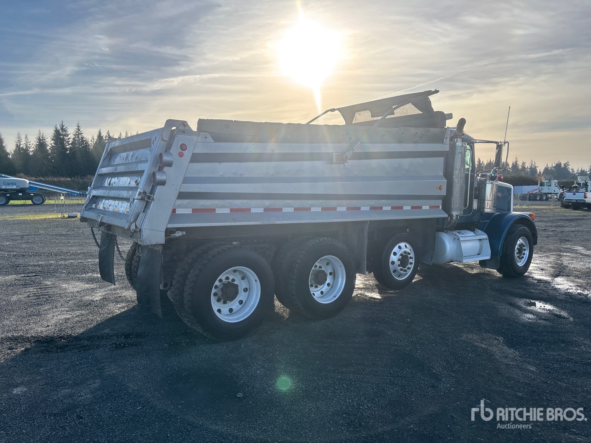 Aspect général with Image, coin arrière droit