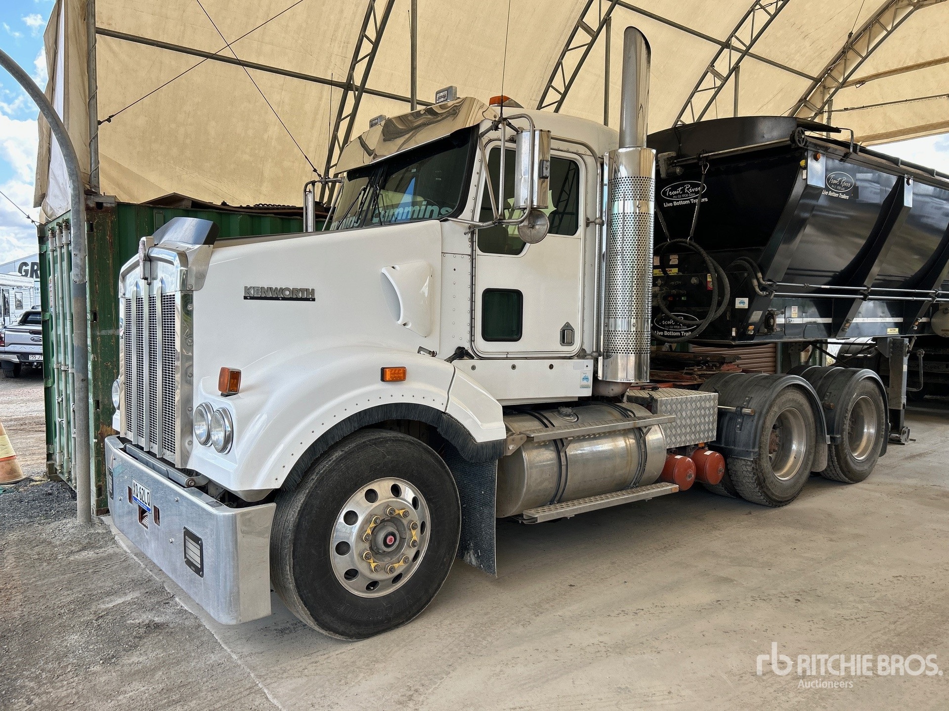 General Appearance with Bild, Ecke vorne links