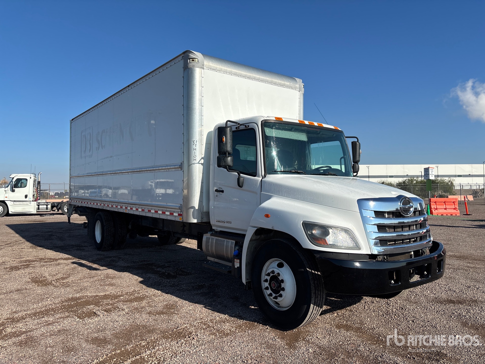 General Appearance with Bild, Ecke vorne rechts