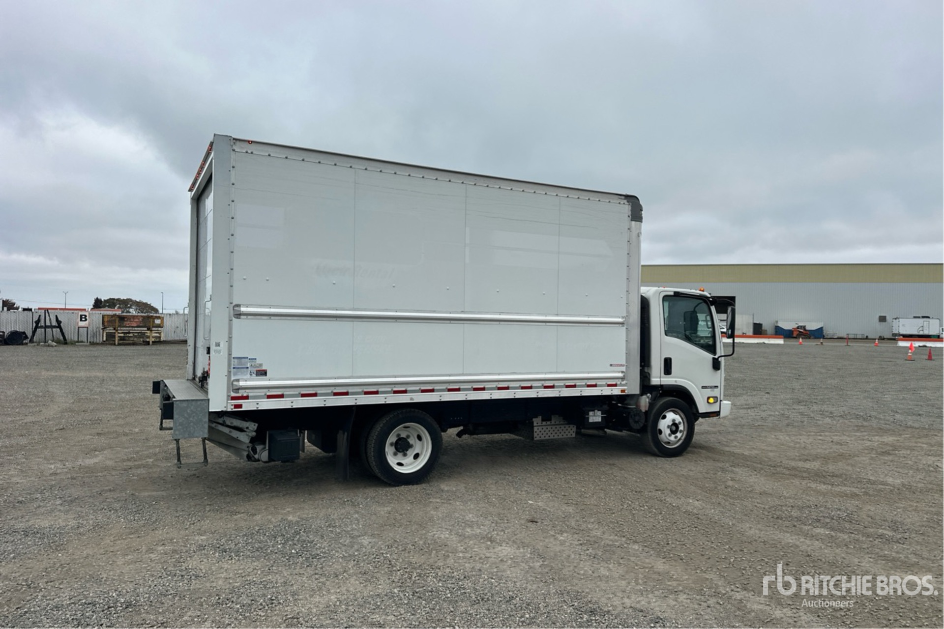 Aspect général with Image, coin arrière droit