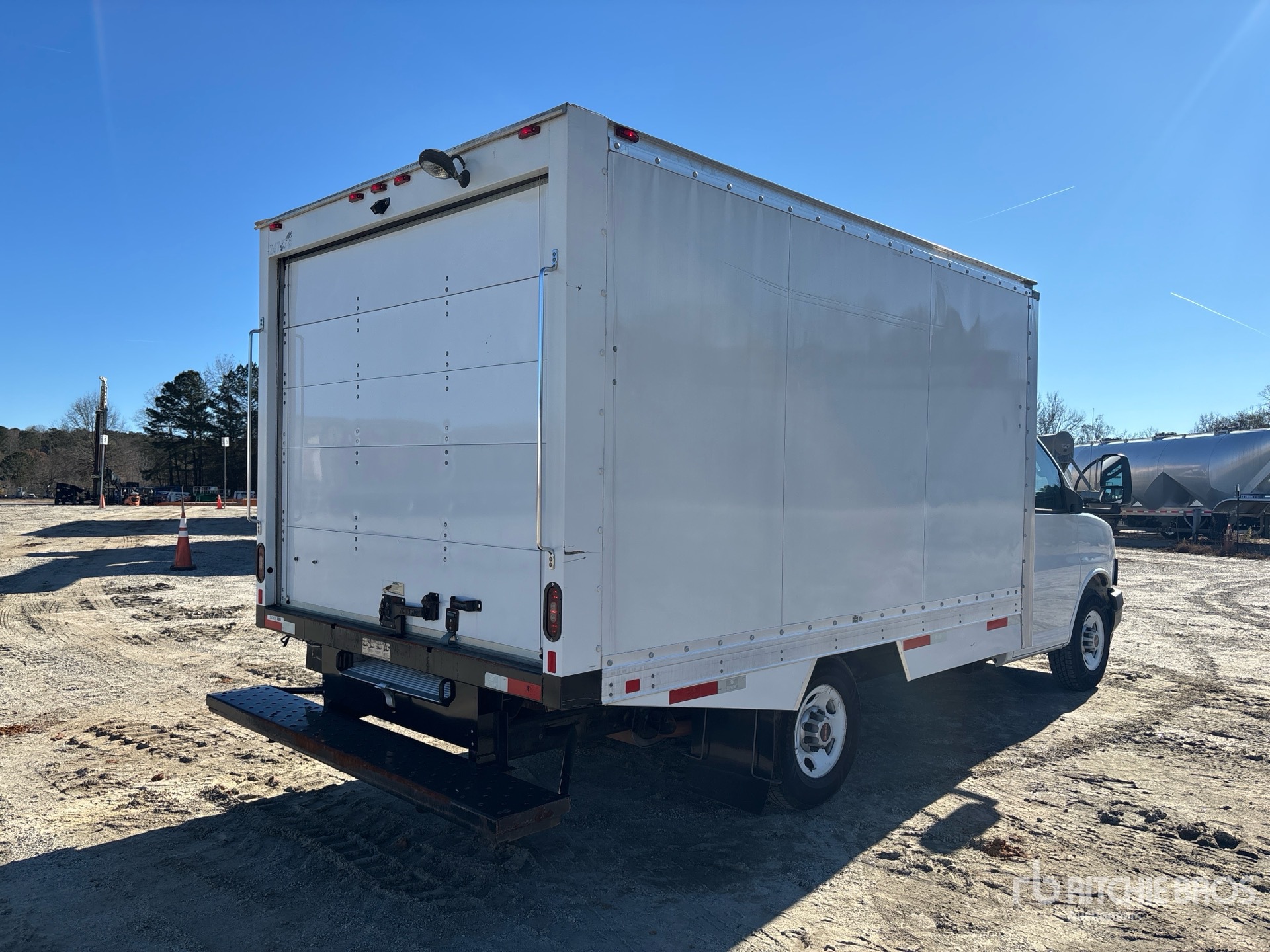 Aspect général with Image, coin arrière droit