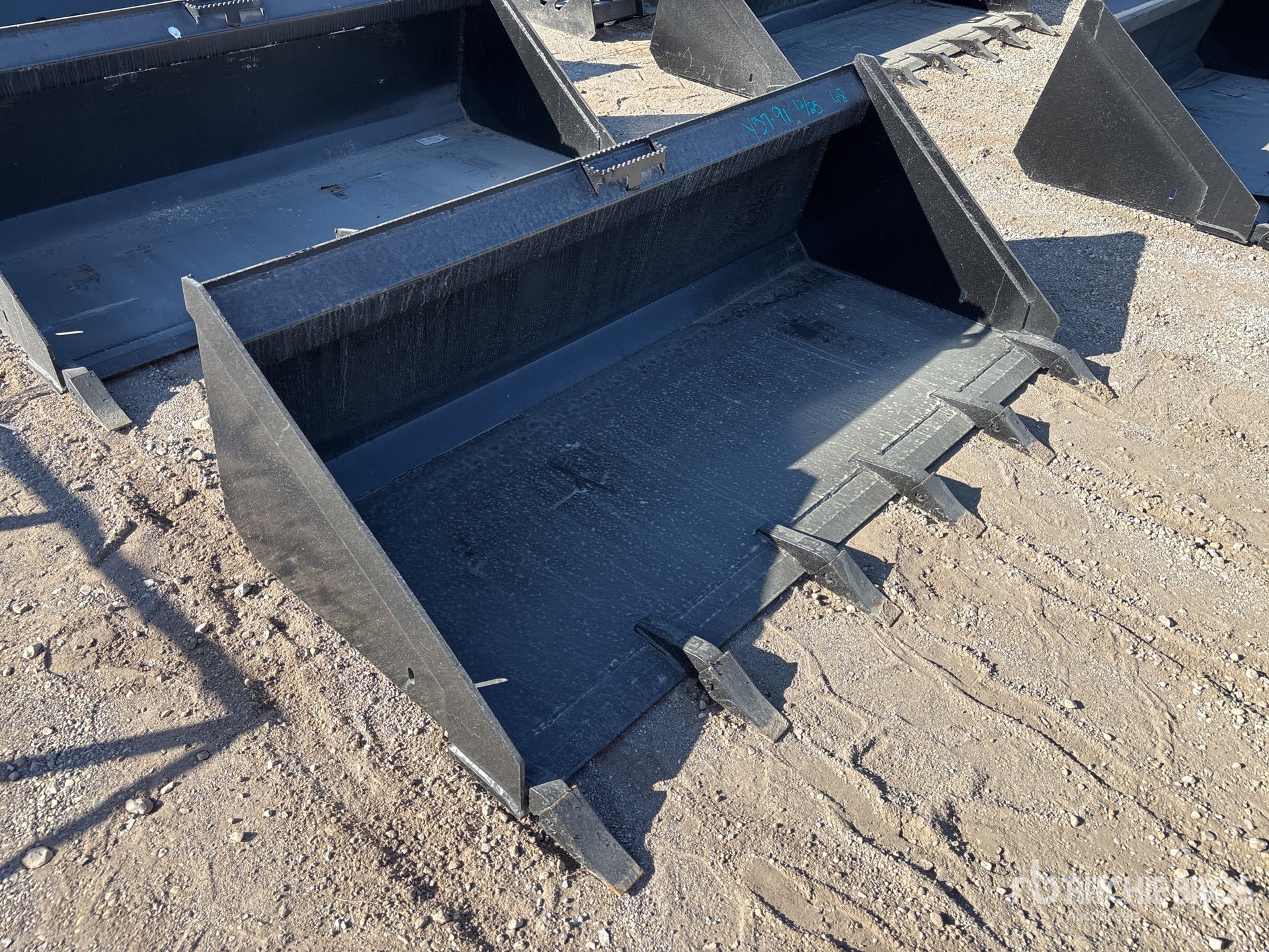 General Appearance with Bild, Ecke vorne rechts